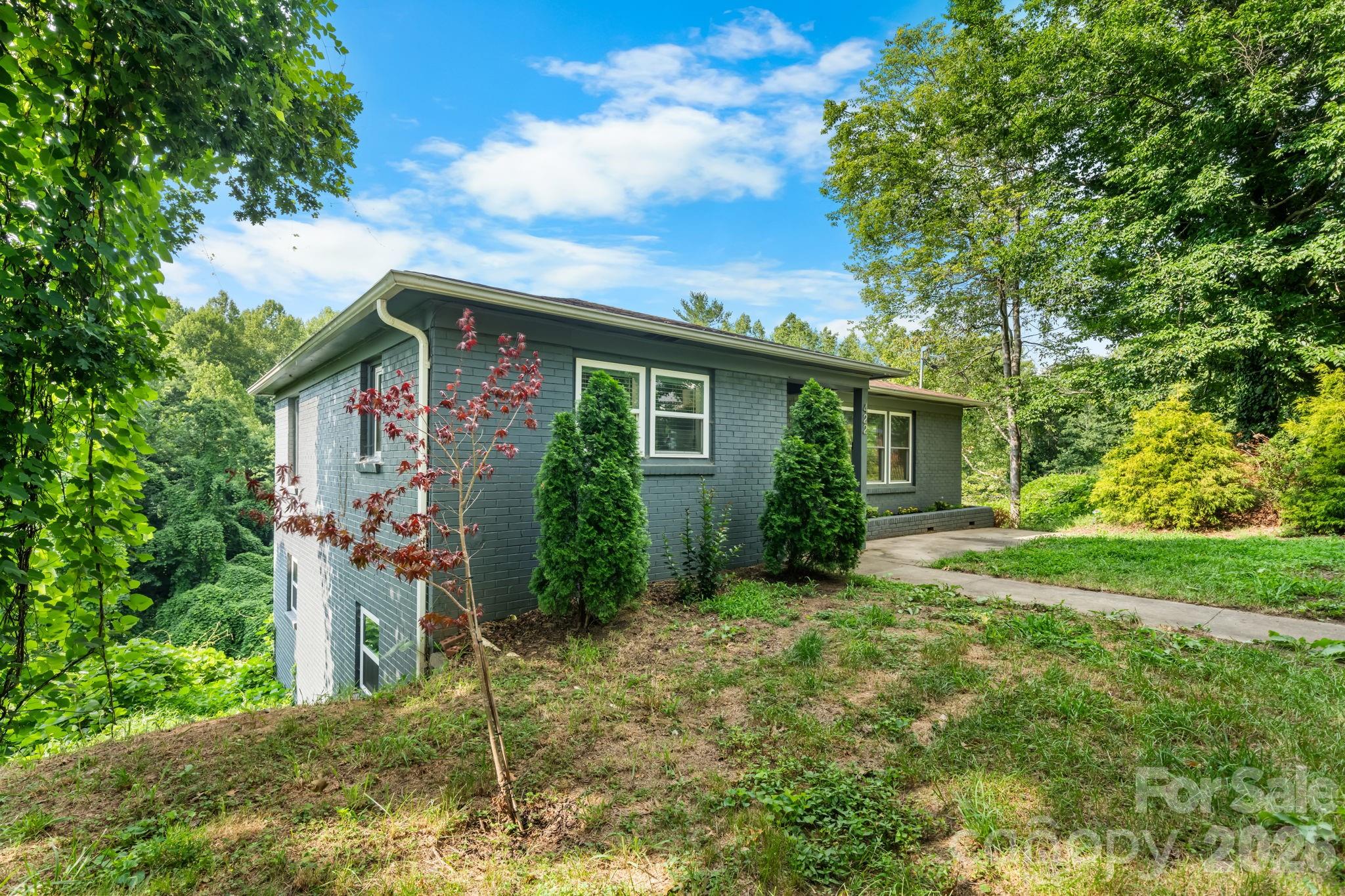 422 Arlington Circle NW — Lenoir