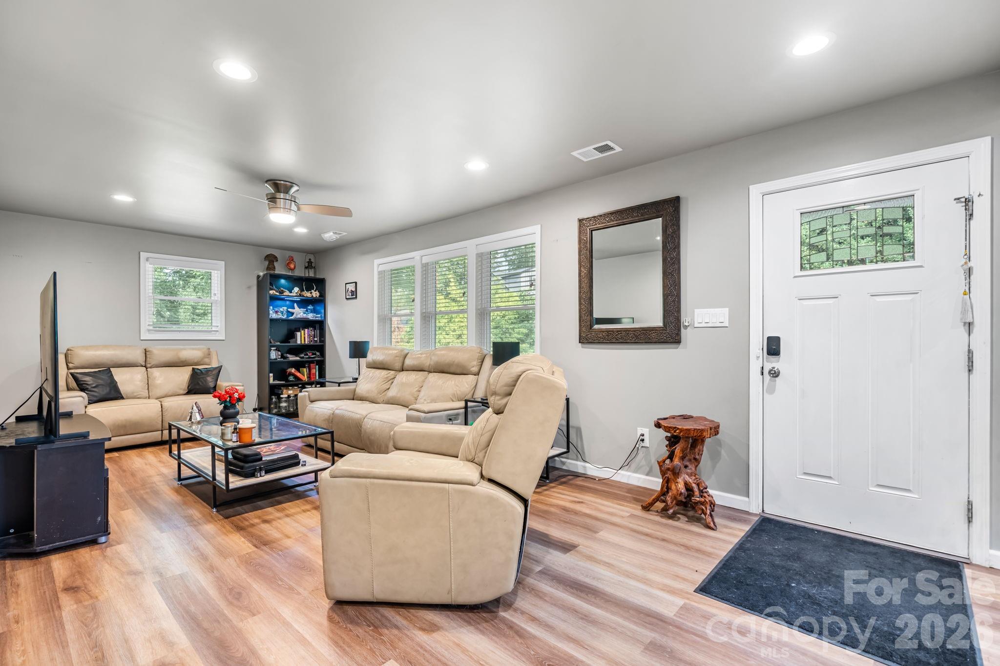 422 Arlington Circle NW — Lenoir