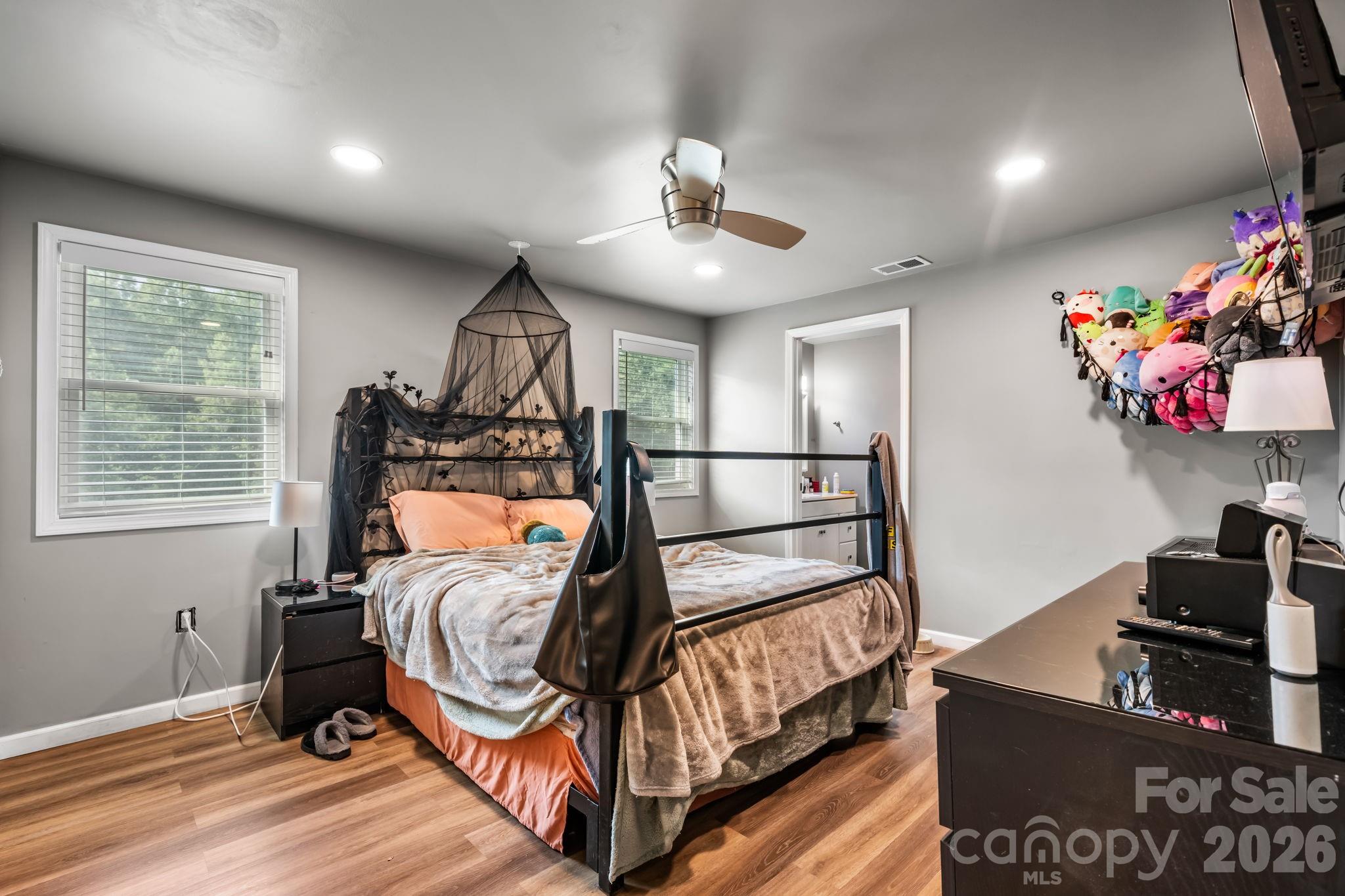422 Arlington Circle NW — Lenoir