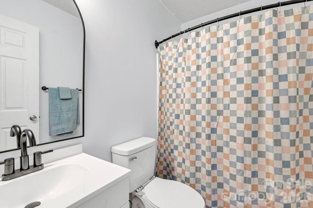 3889 Colt Court — Lenoir