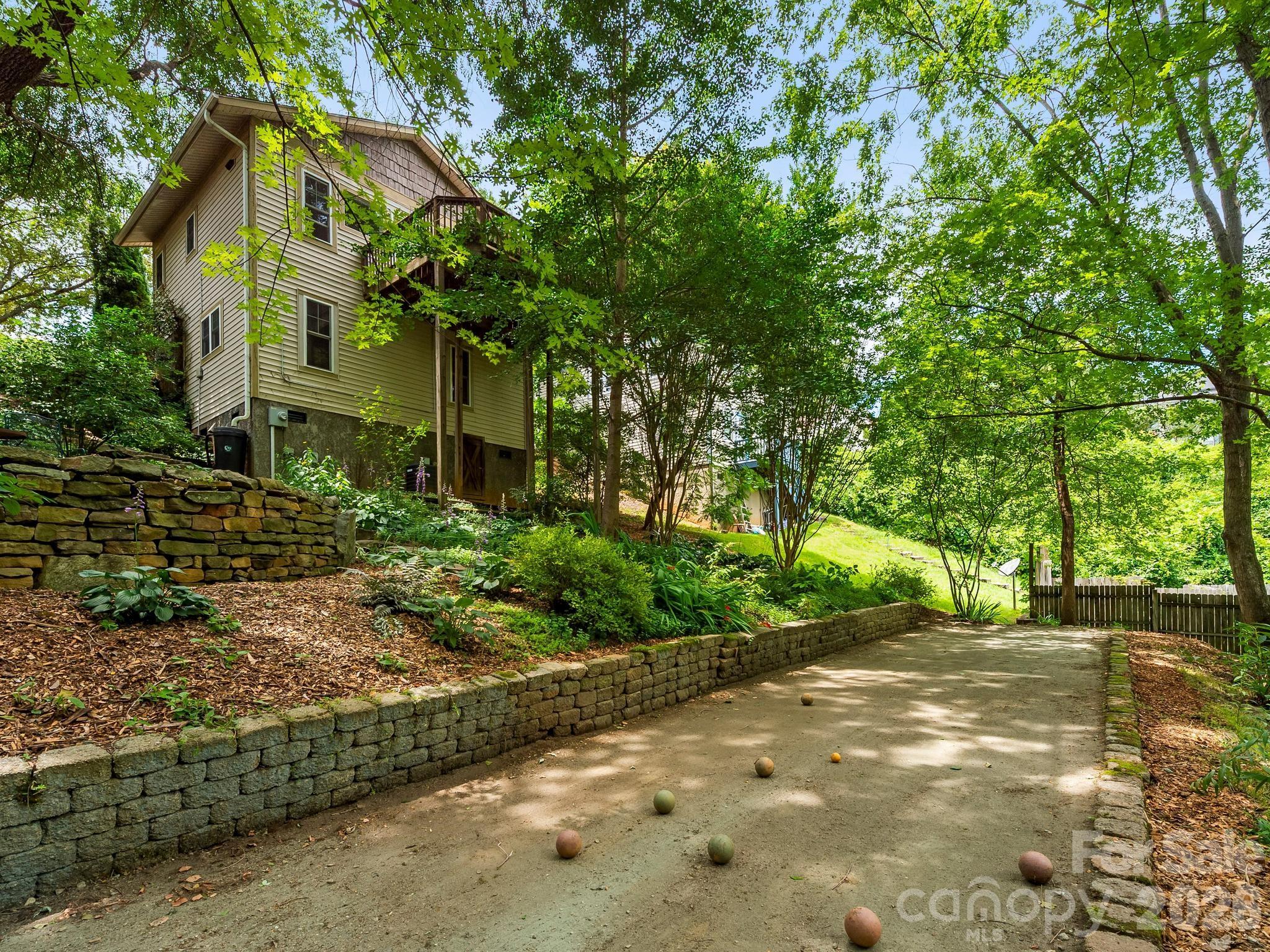 16 Jefferson Drive — Asheville