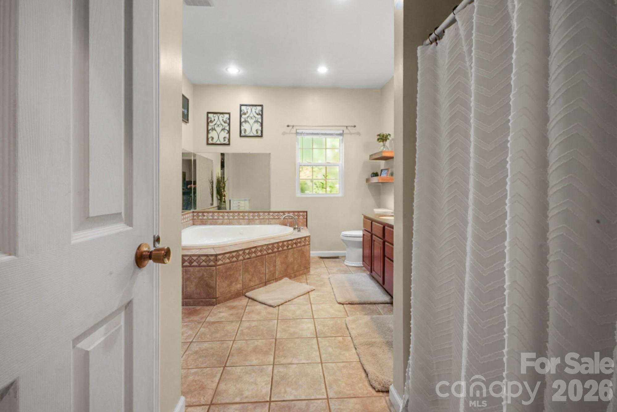 90 King Road — Weaverville