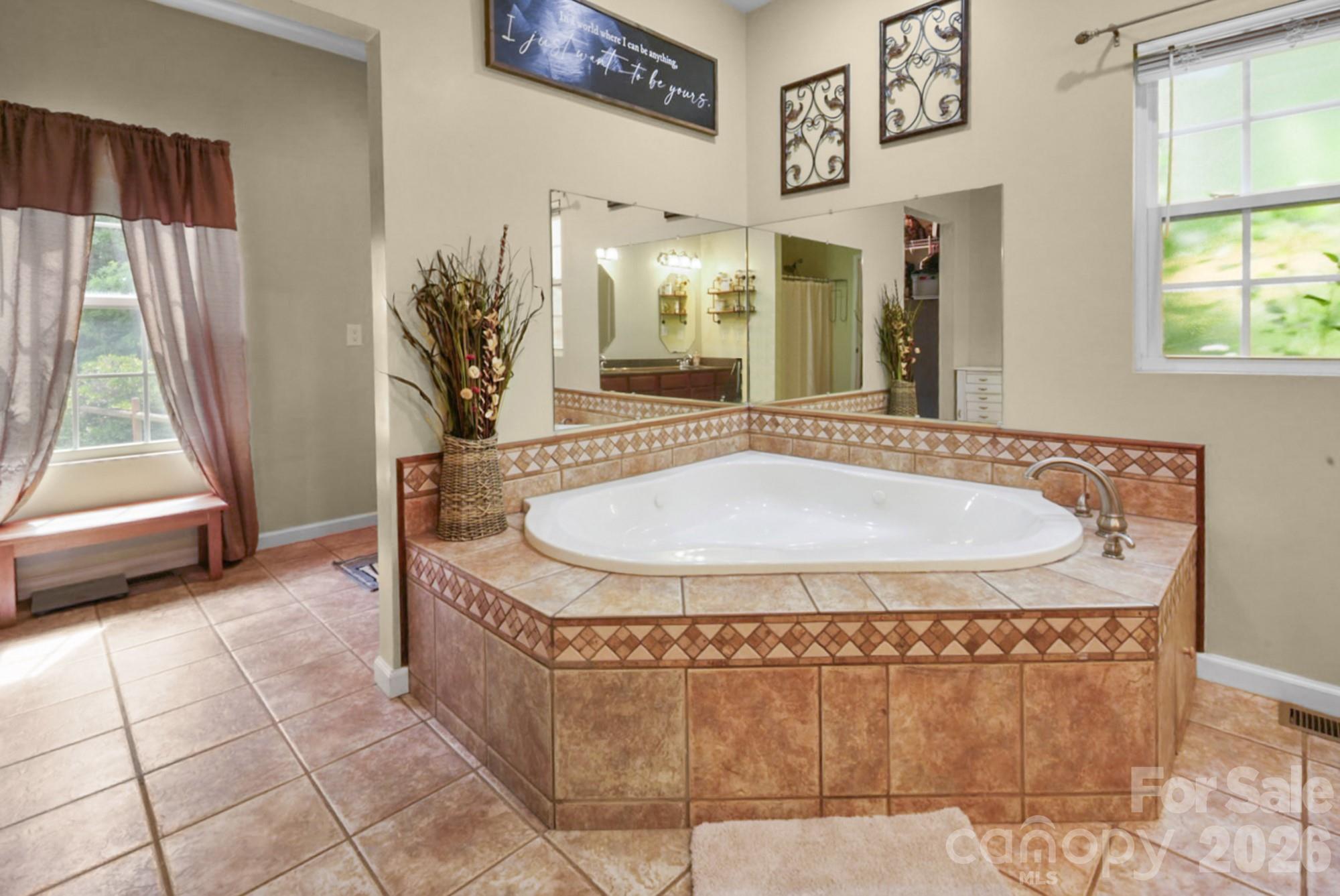 90 King Road — Weaverville