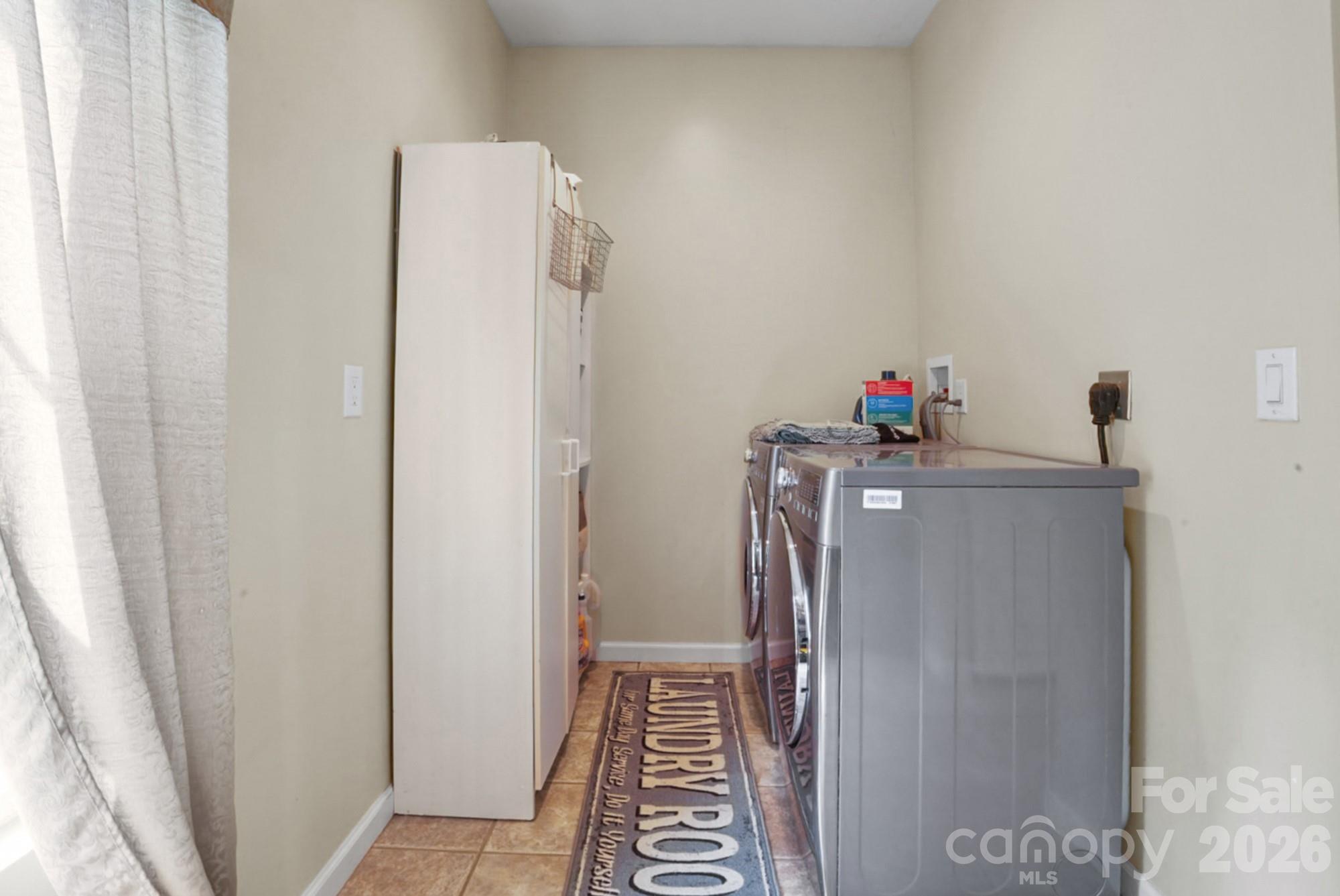 90 King Road — Weaverville