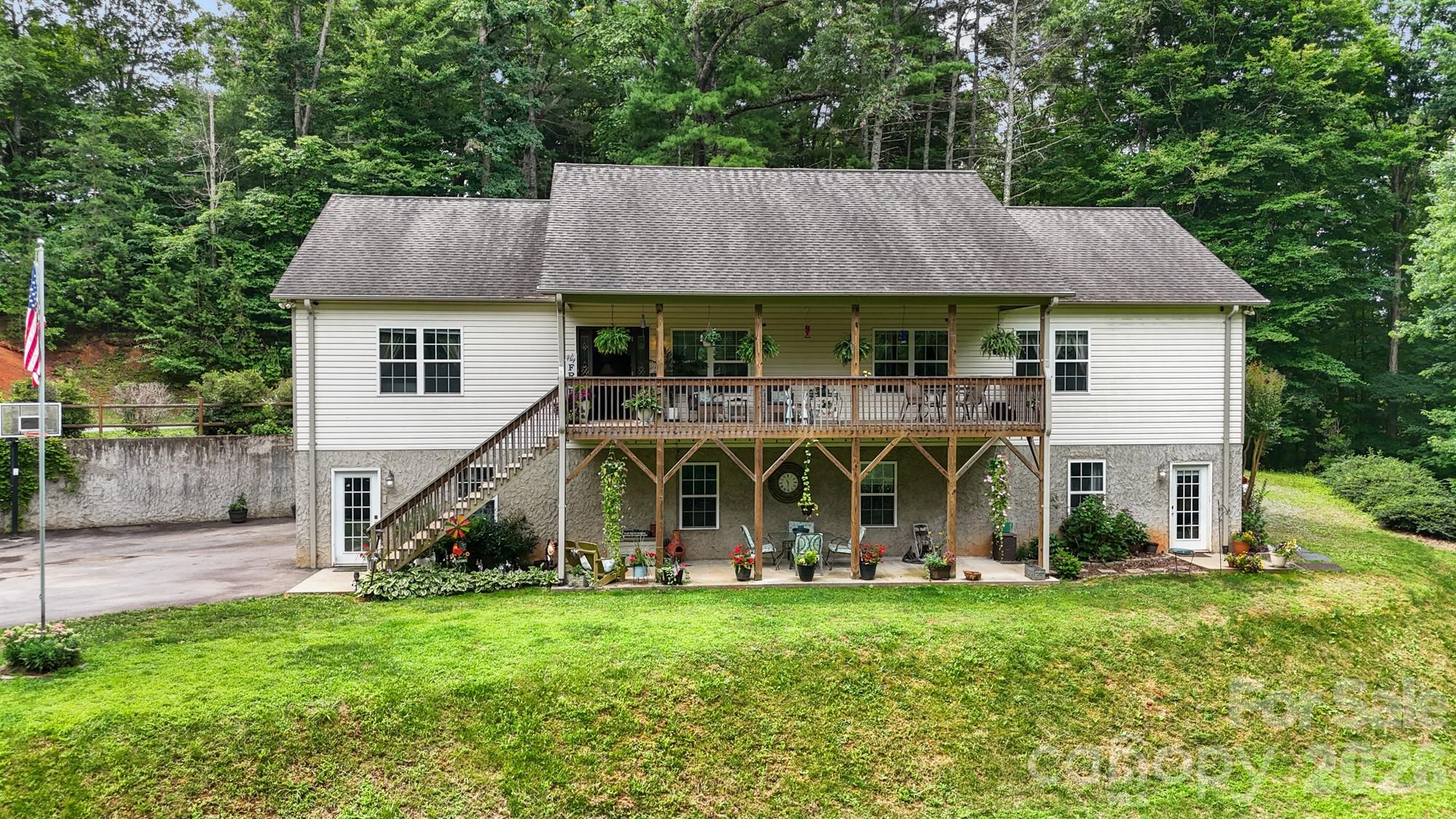 90 King Road — Weaverville