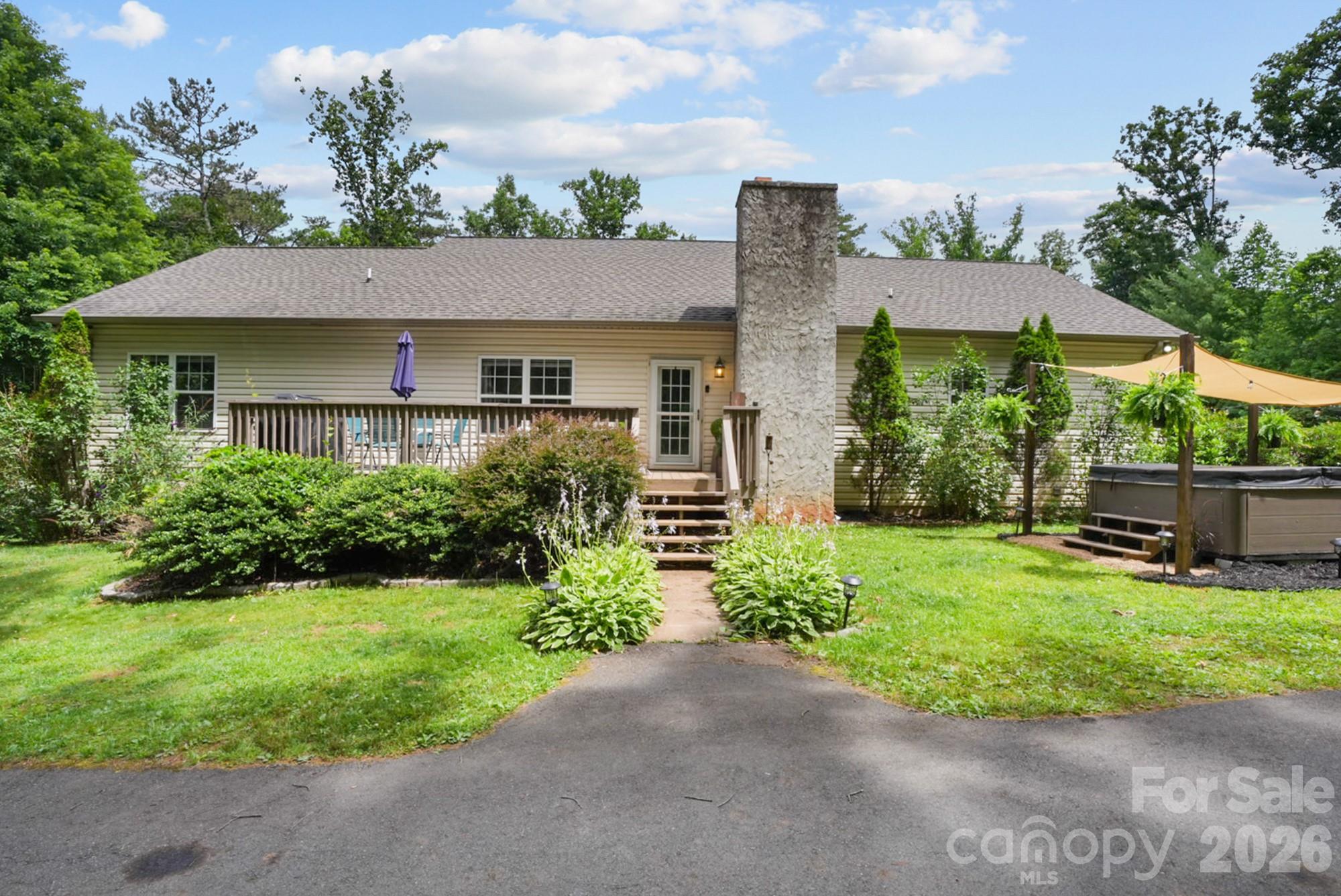 90 King Road — Weaverville