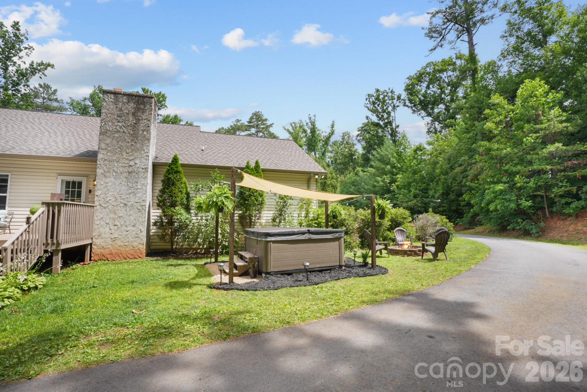 90 King Road — Weaverville