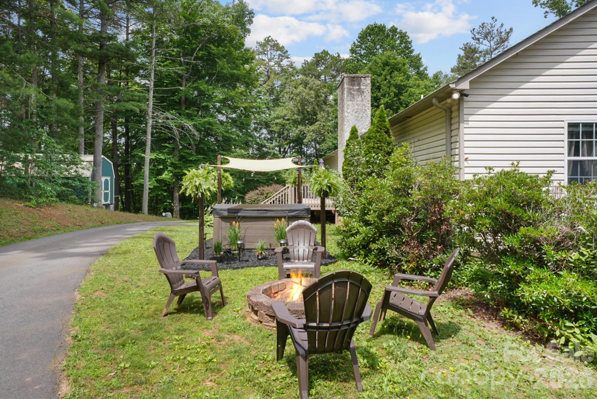 90 King Road — Weaverville