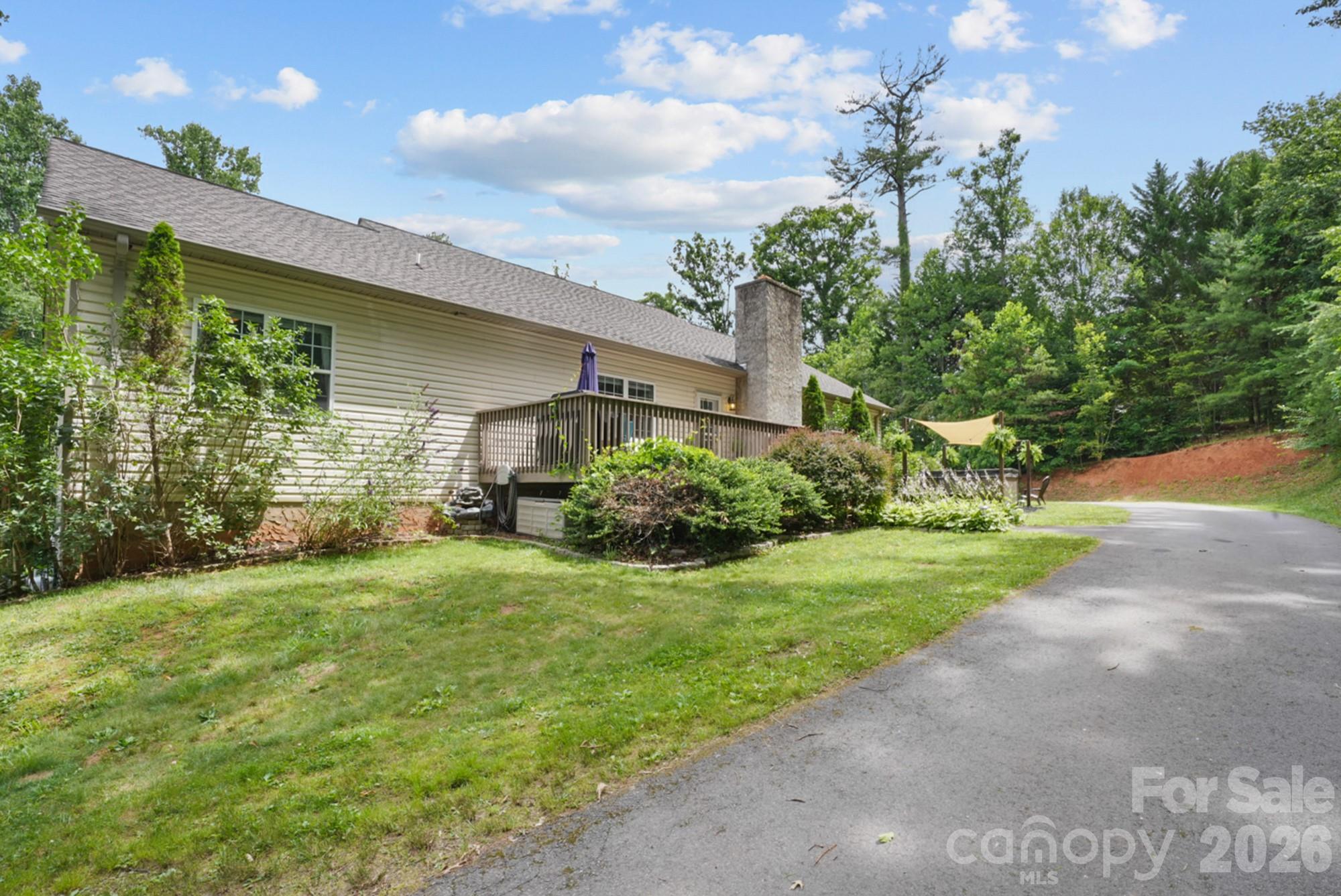 90 King Road — Weaverville