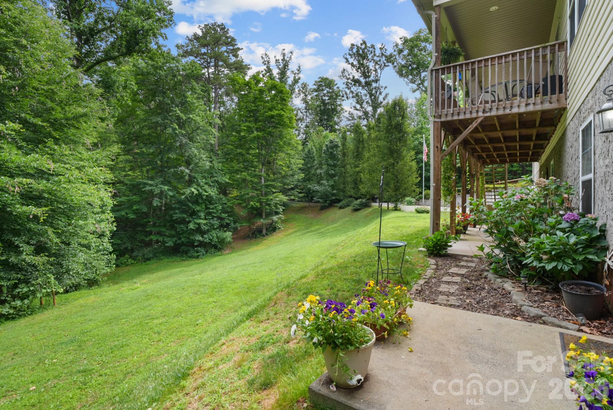 90 King Road — Weaverville