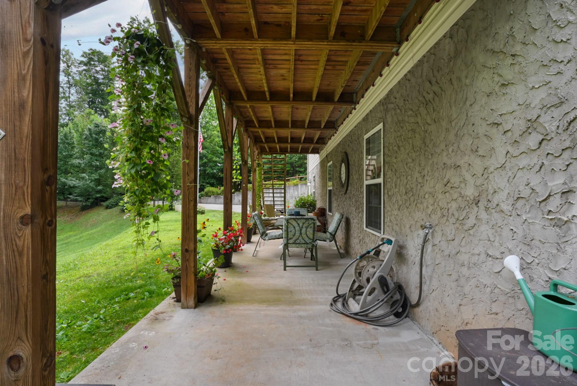 90 King Road — Weaverville