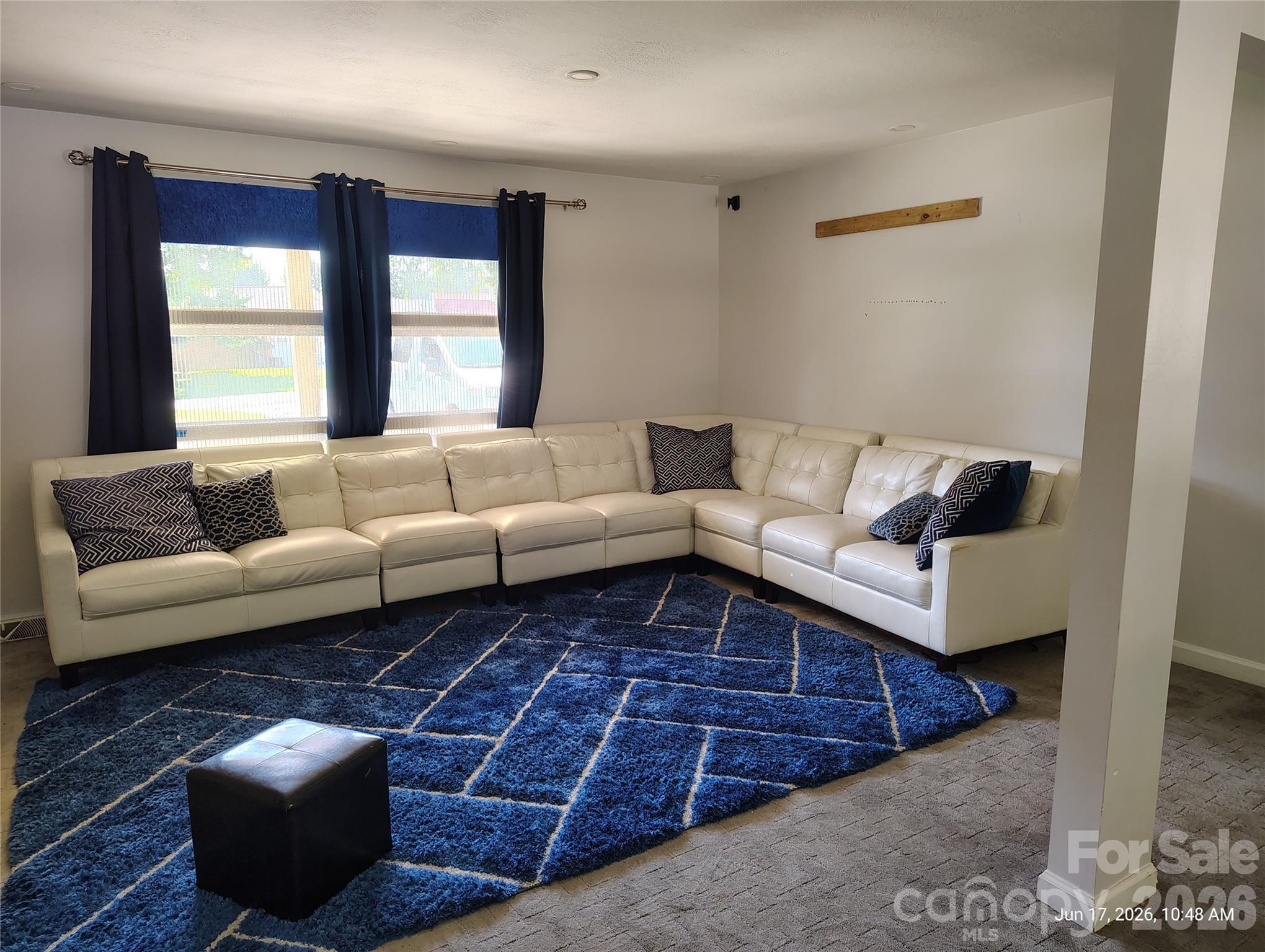 213 Lakeview Drive — Harrisburg