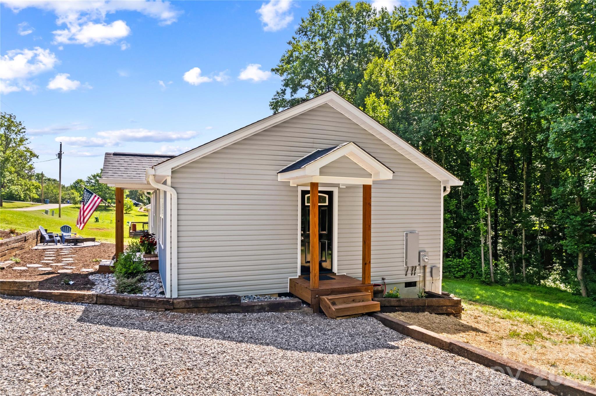122 S Yadkin River Road — Statesville