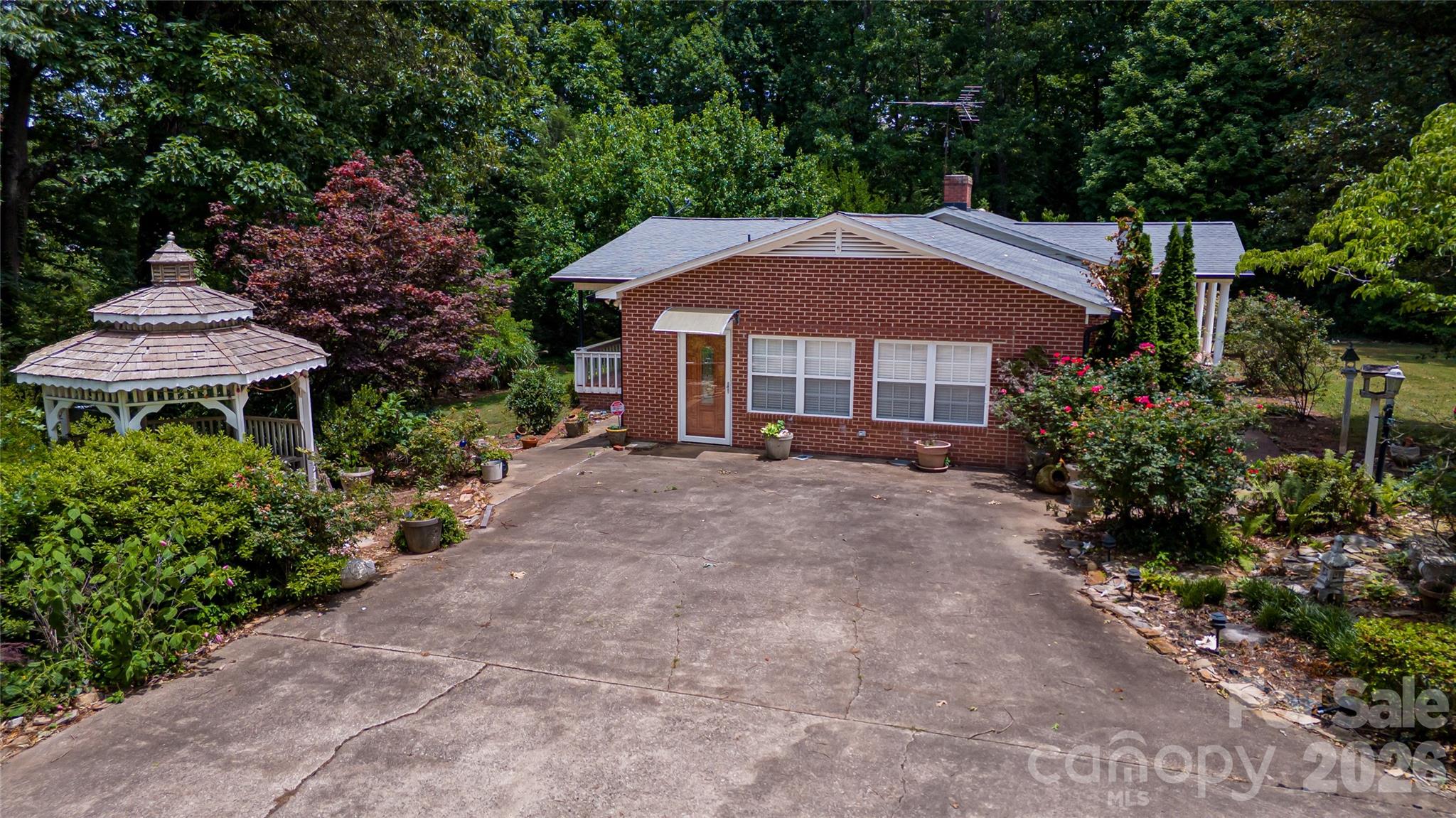 6000 George Hildebran School Road — Hickory