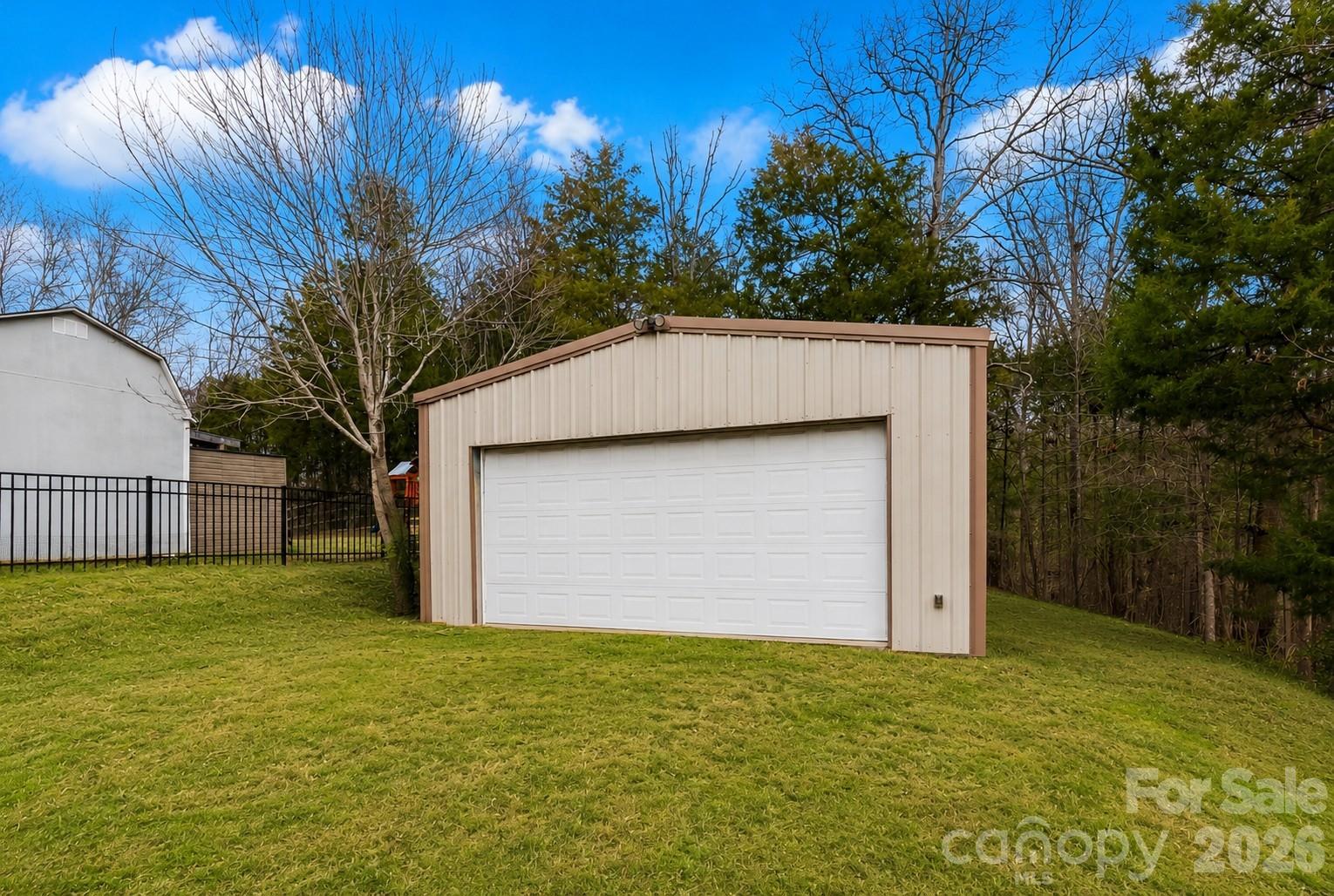 1086 Arrowhead Drive SE — Concord