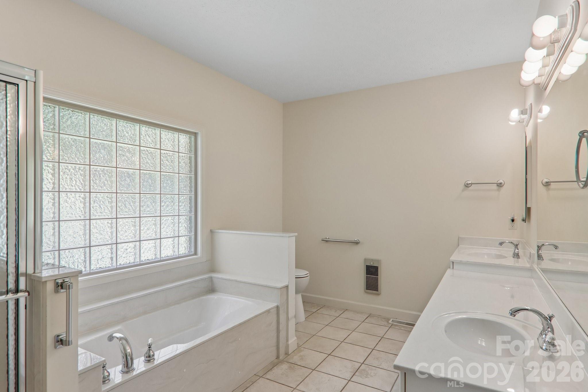 208 Arbor Lane — Hendersonville