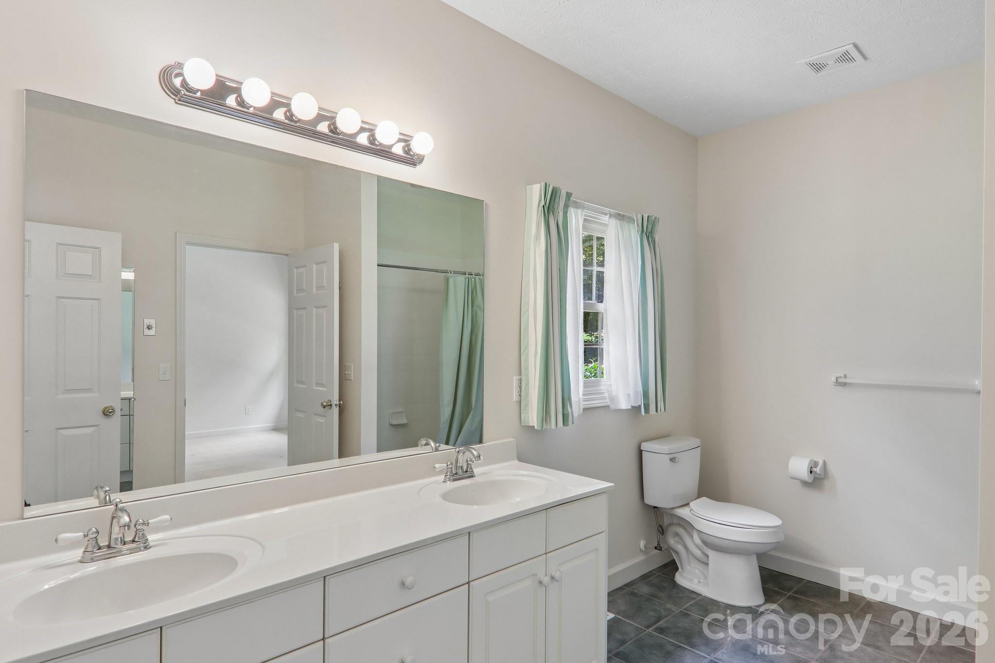 208 Arbor Lane — Hendersonville