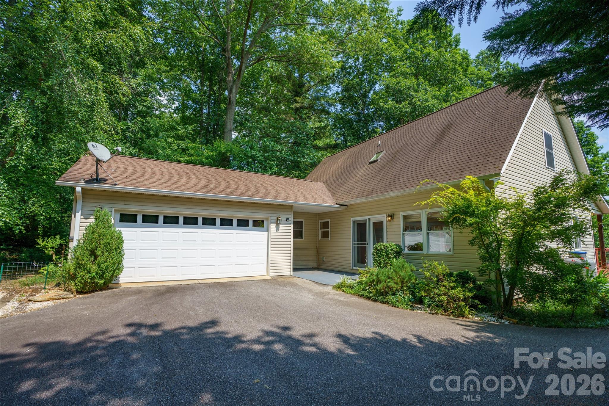 847 N Lakeside Drive — Hendersonville