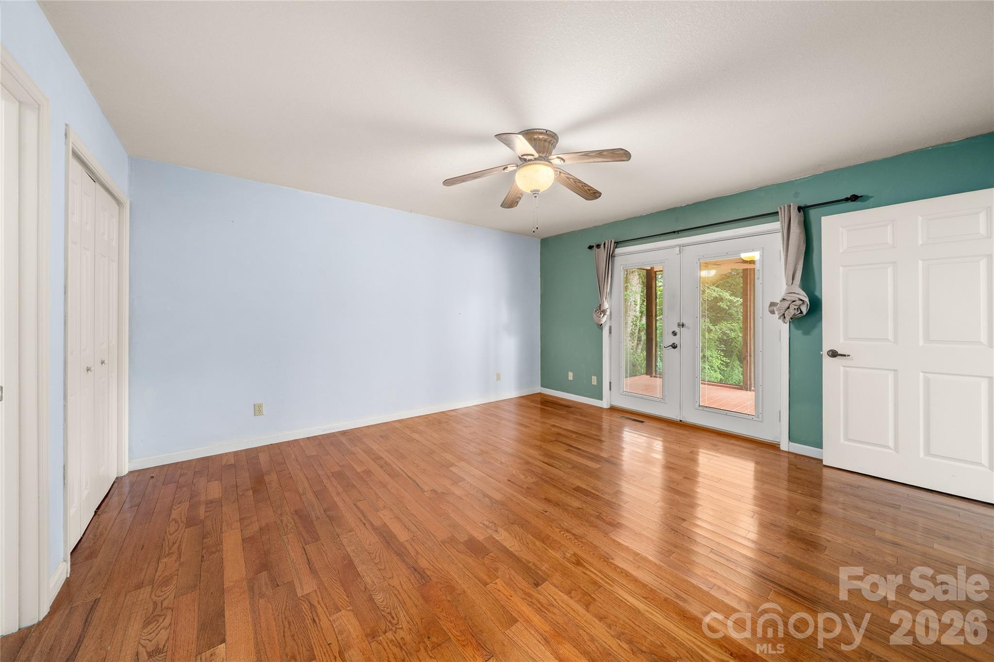 847 N Lakeside Drive — Hendersonville