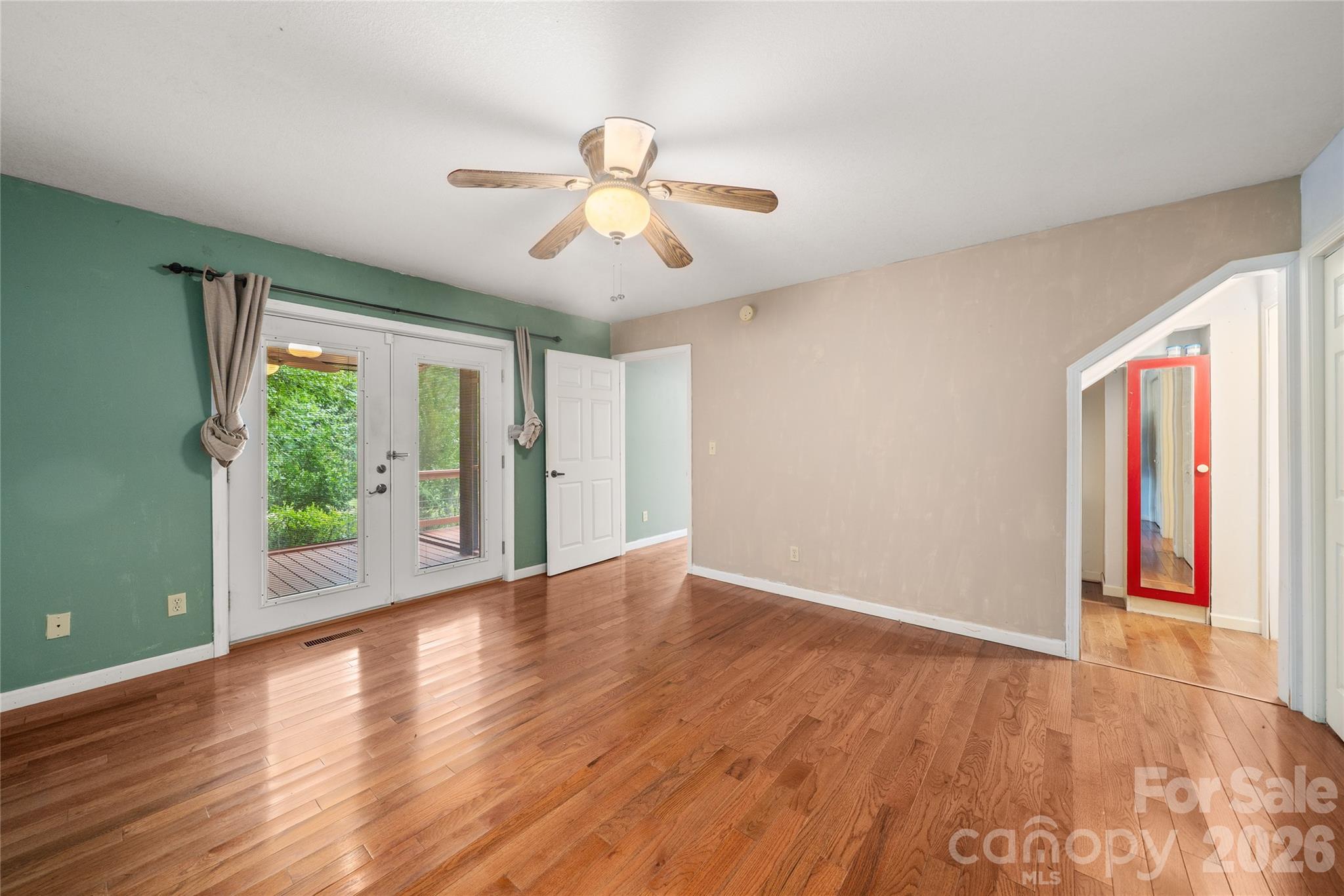 847 N Lakeside Drive — Hendersonville