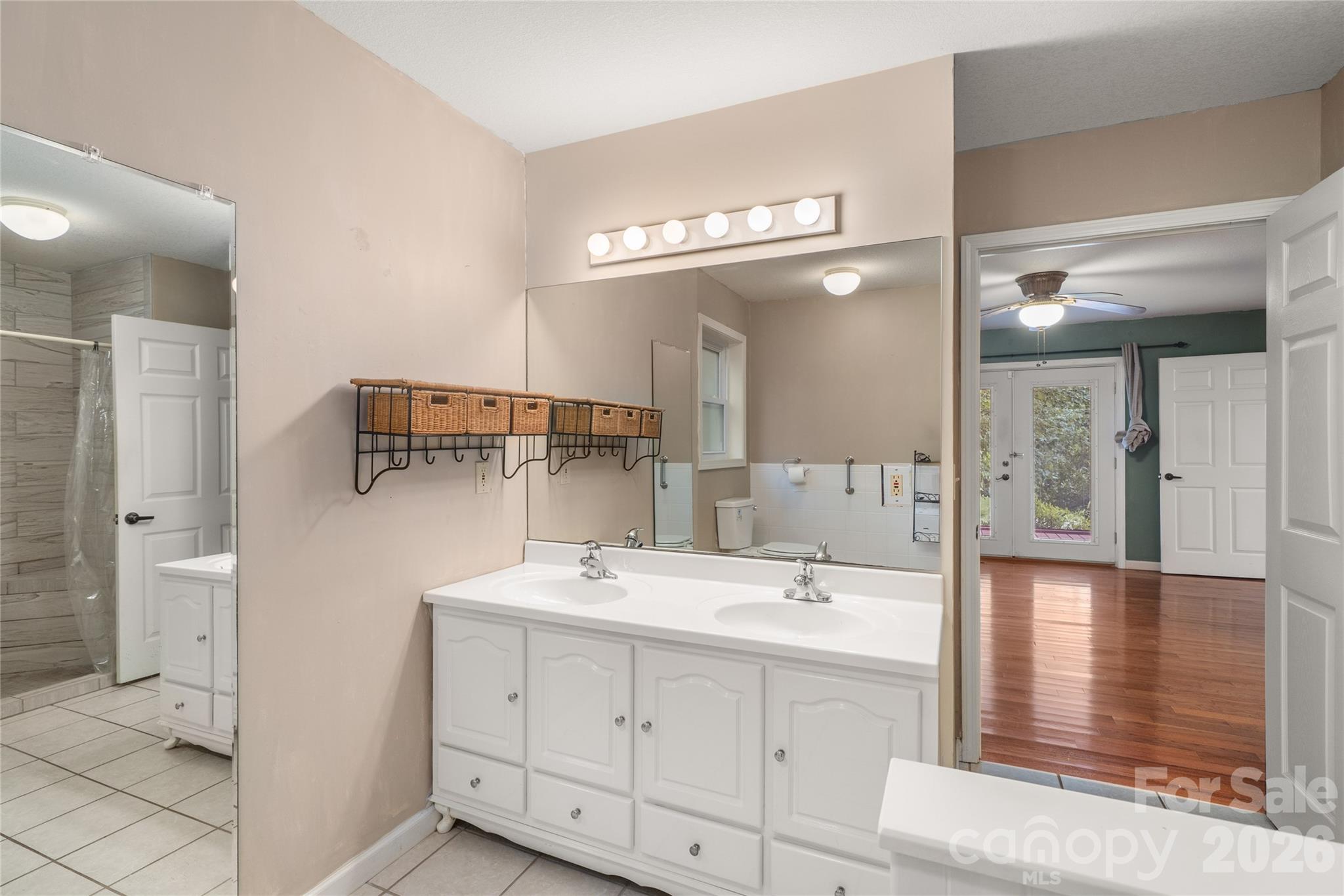 847 N Lakeside Drive — Hendersonville