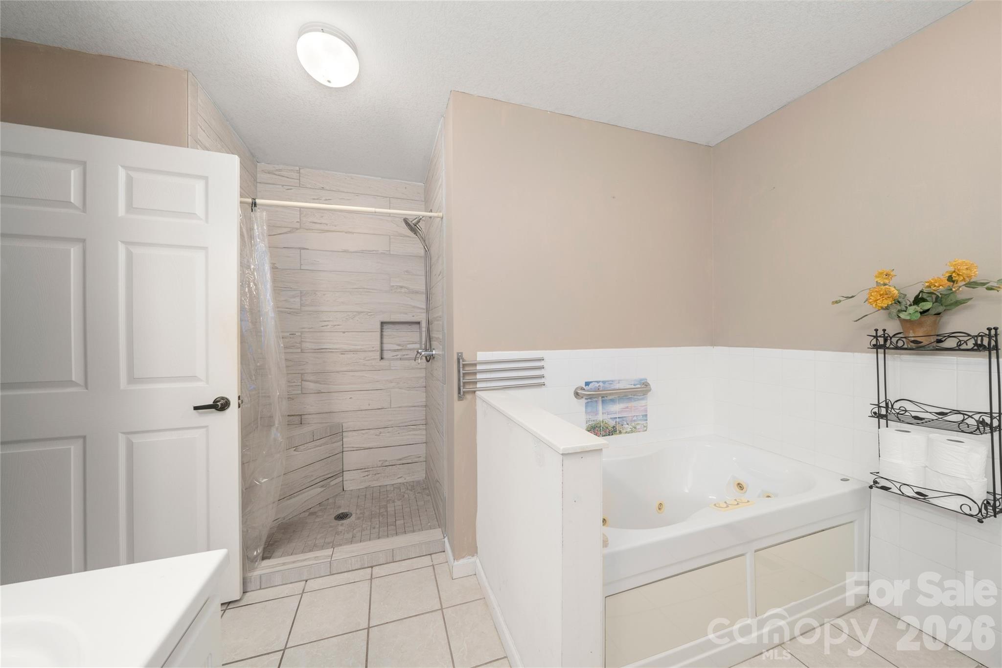 847 N Lakeside Drive — Hendersonville