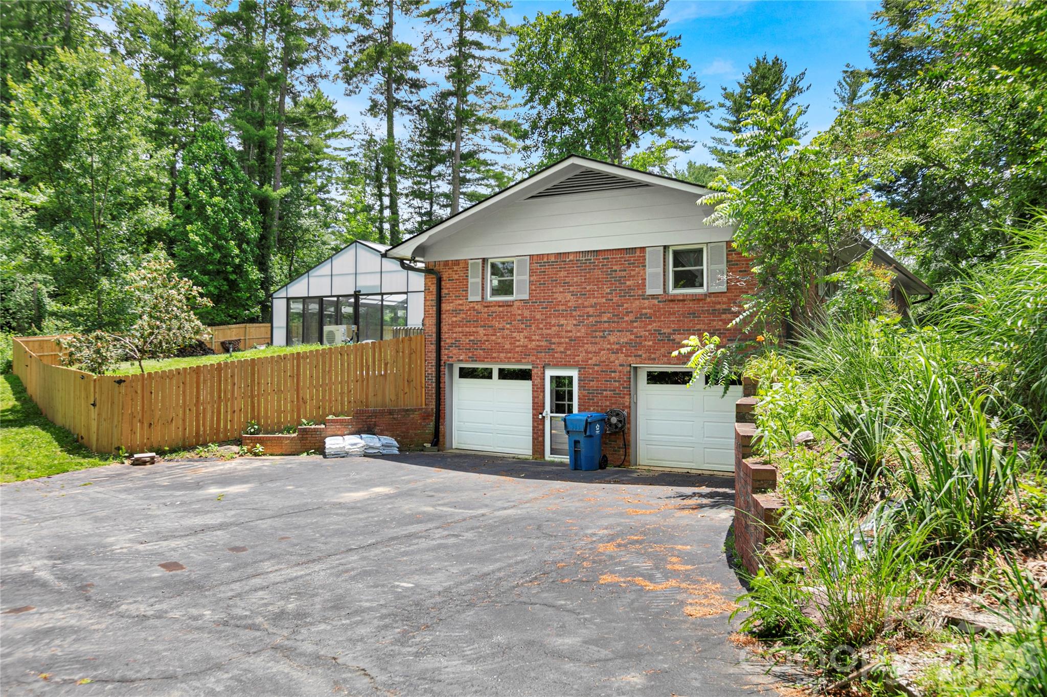 138 Surry Lane — Hendersonville