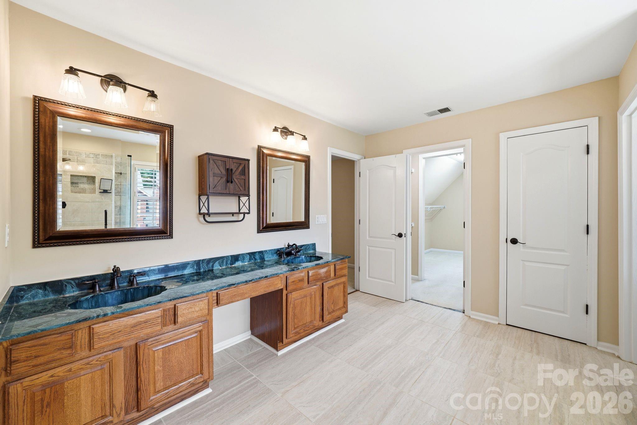 6821 Hollow Oak Drive — Charlotte