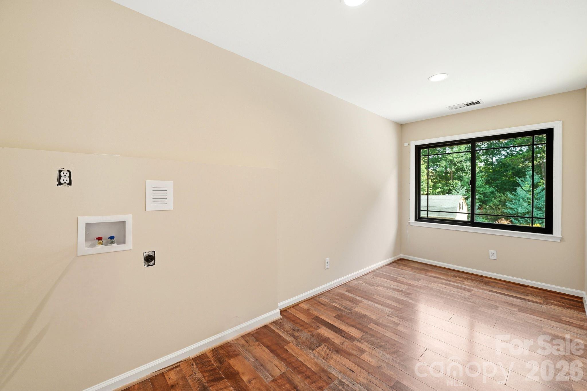 6821 Hollow Oak Drive — Charlotte