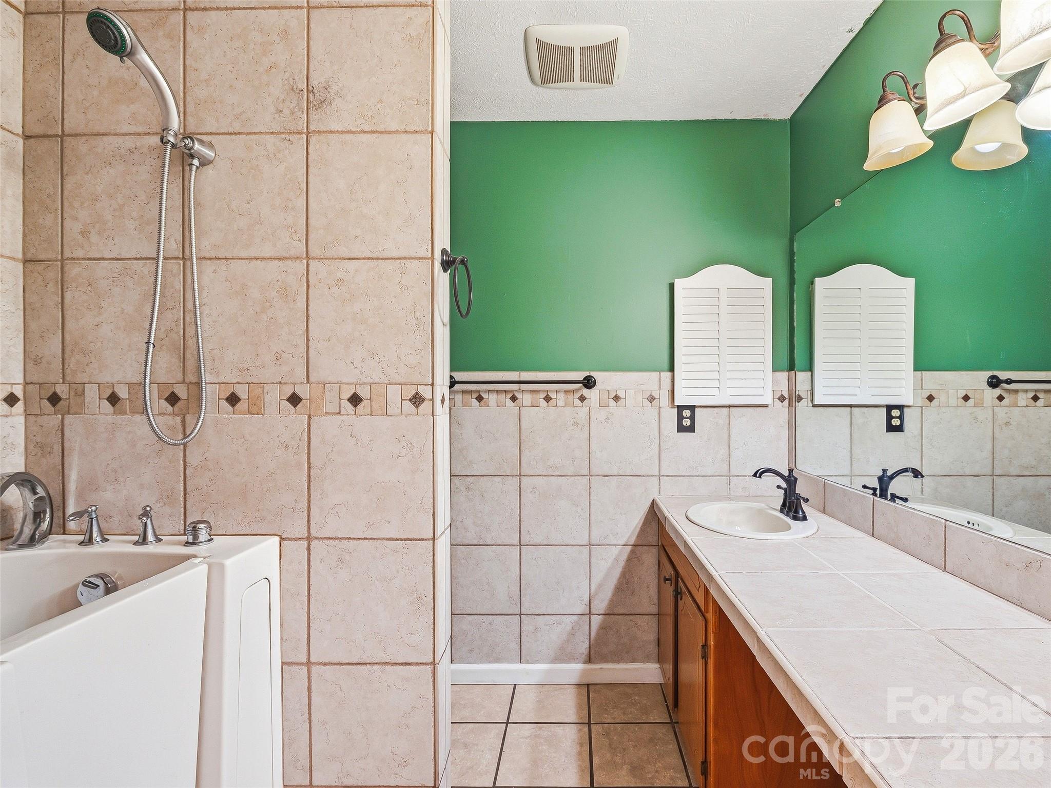 3158 Florida Drive — Hendersonville