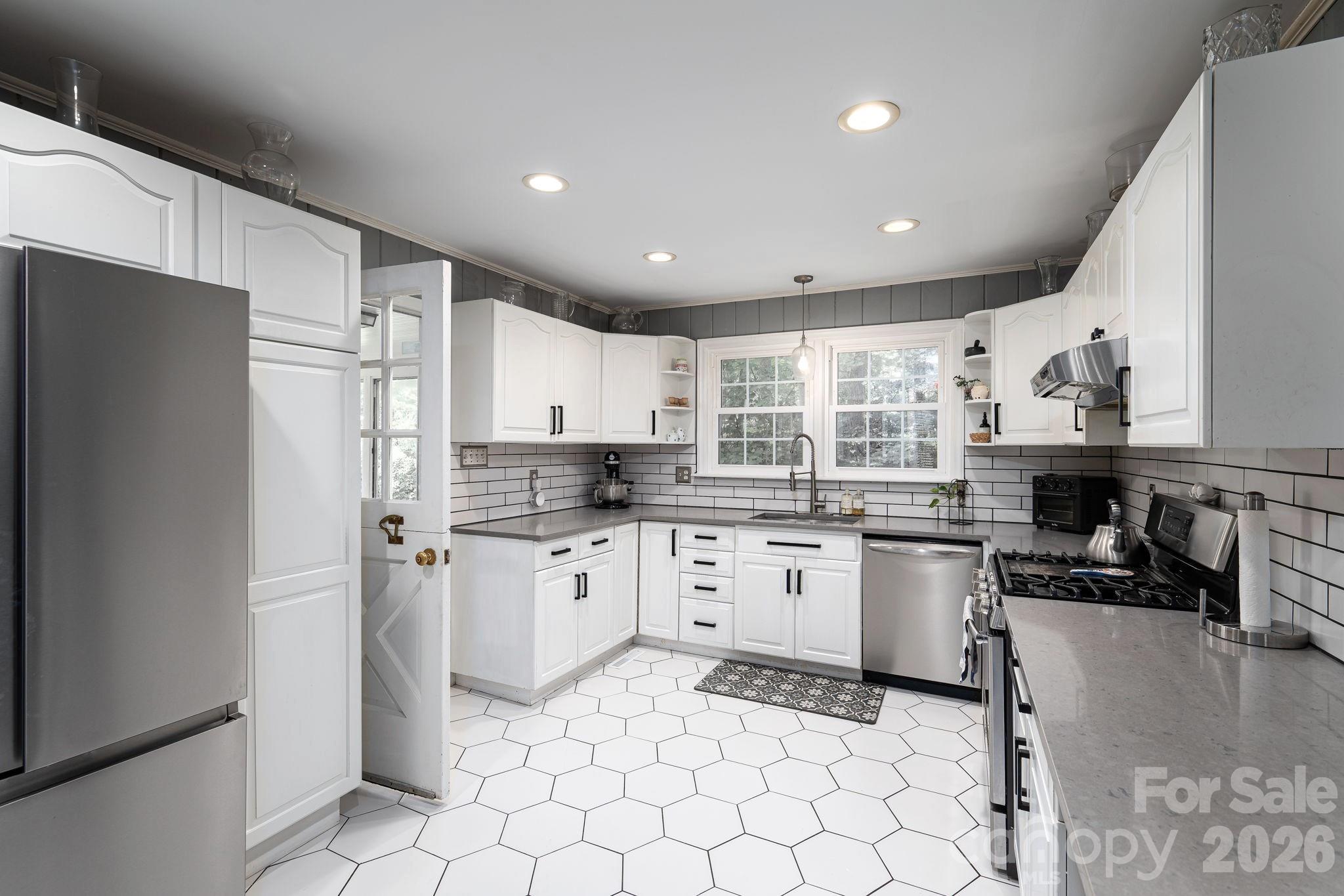 504 Dogwood Lane — Belmont