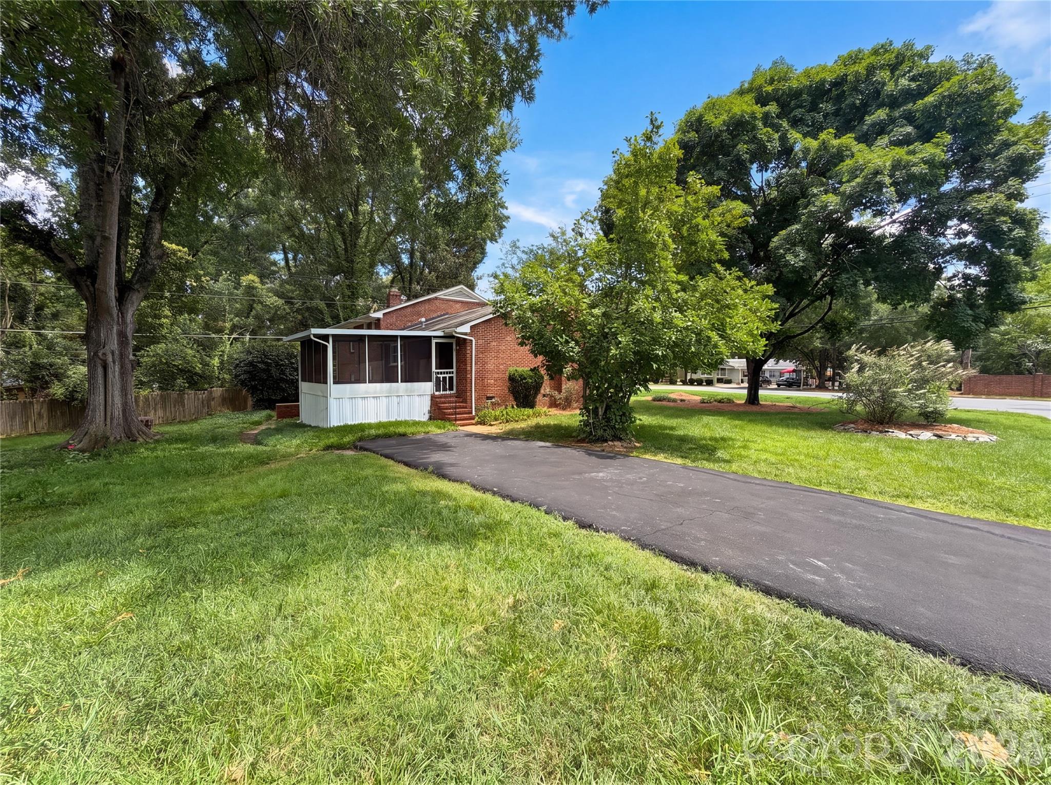 5410 Sharon Road — Charlotte