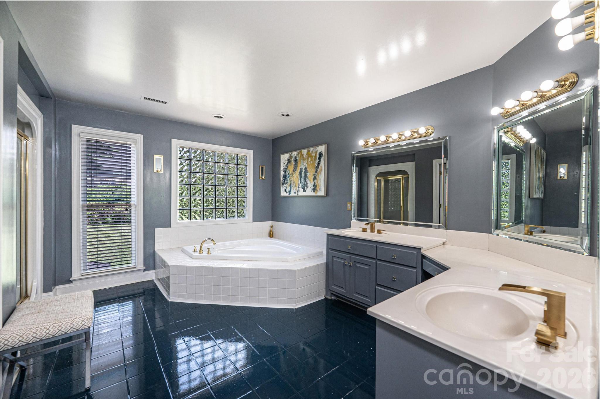 4215 3rd Street NW — Hickory