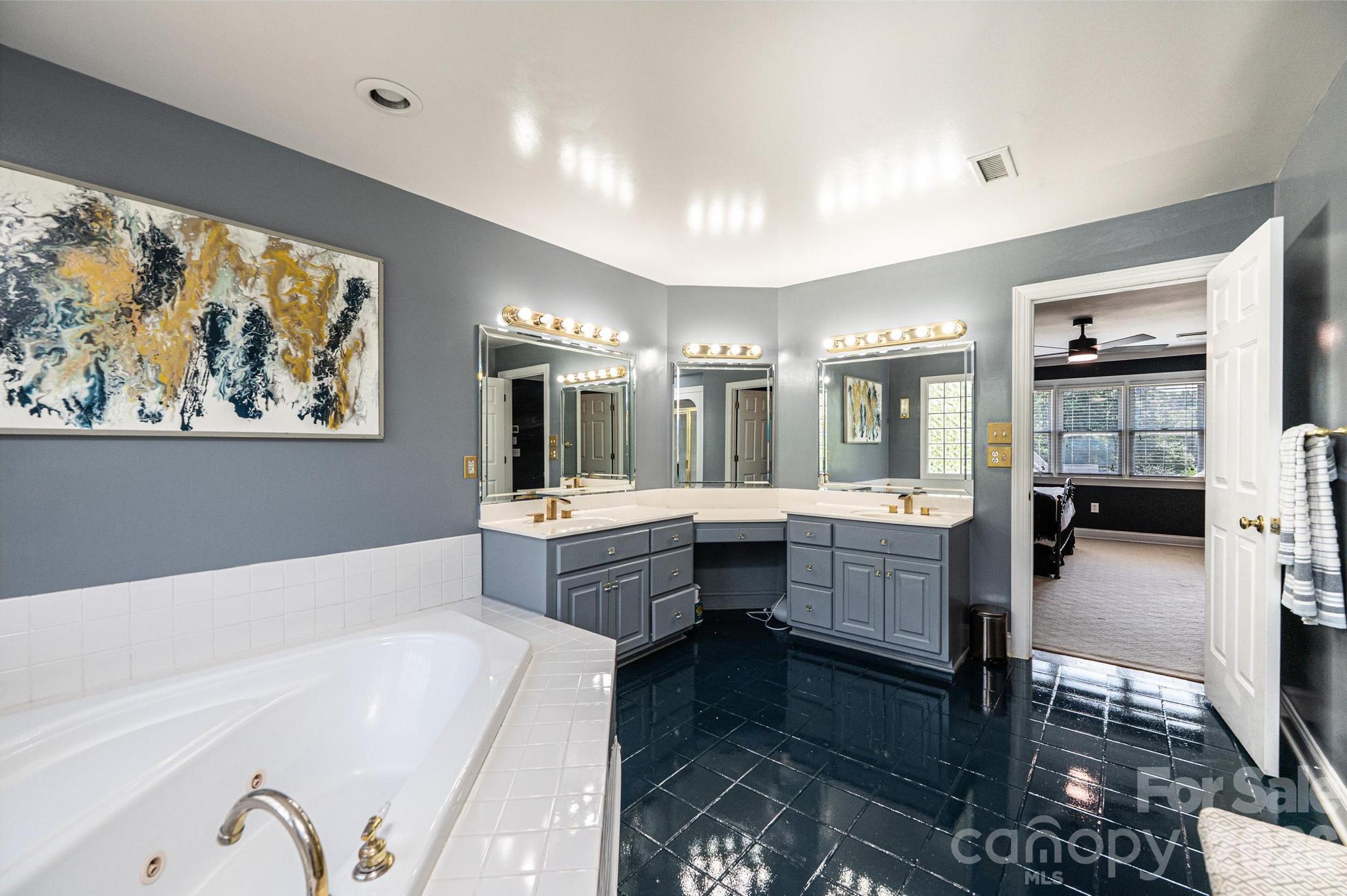 4215 3rd Street NW — Hickory