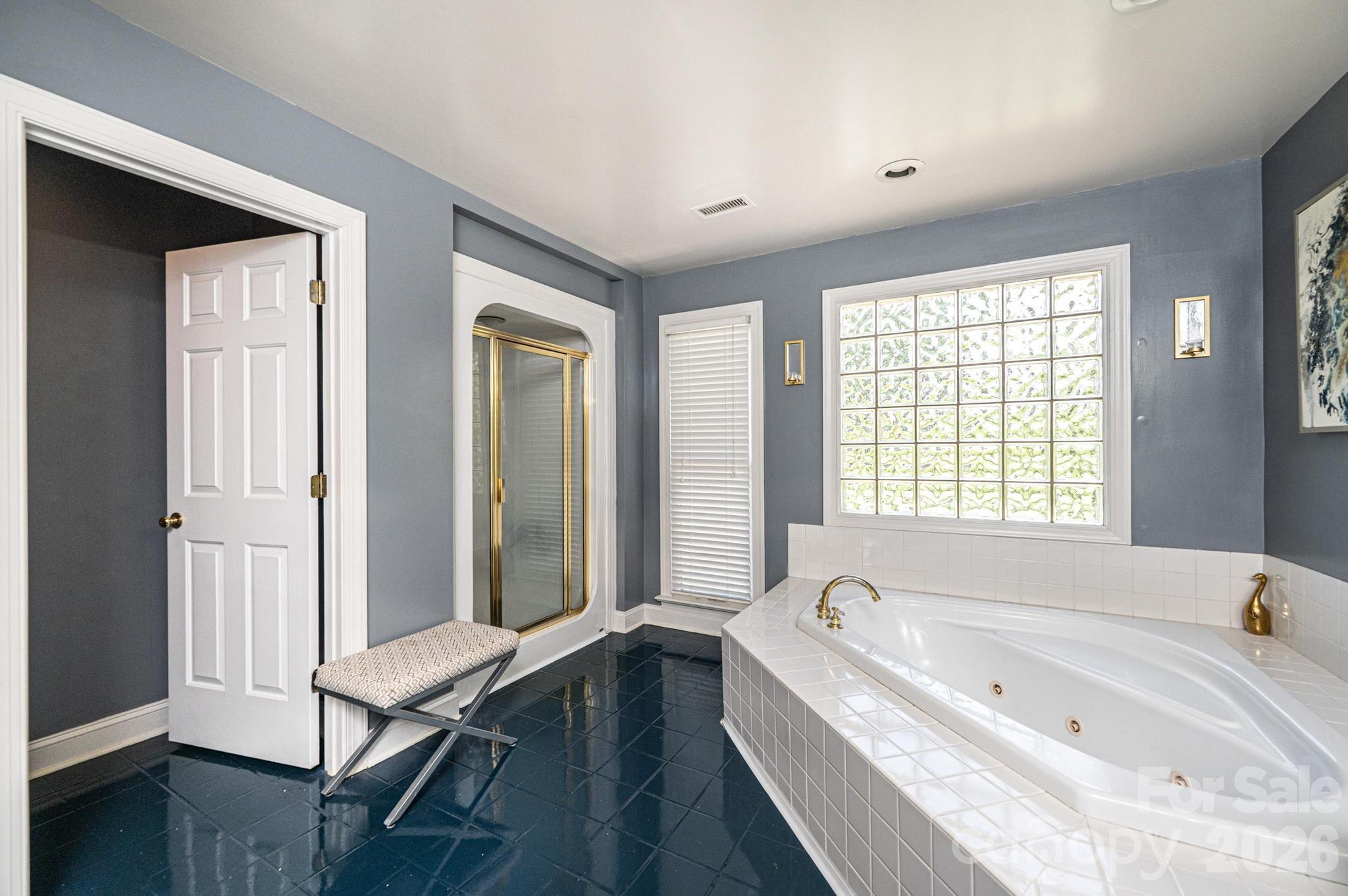 4215 3rd Street NW — Hickory