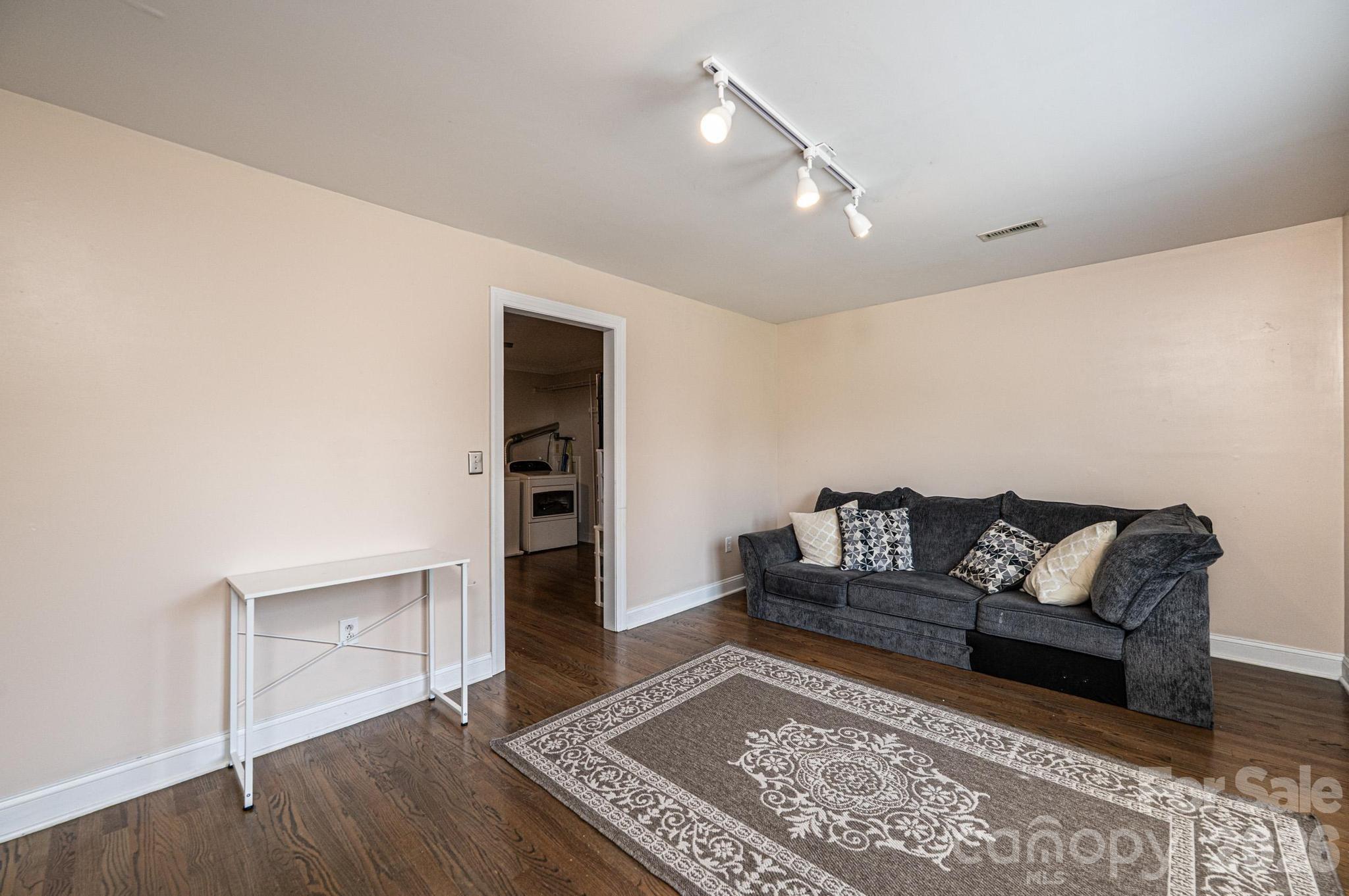 4215 3rd Street NW — Hickory