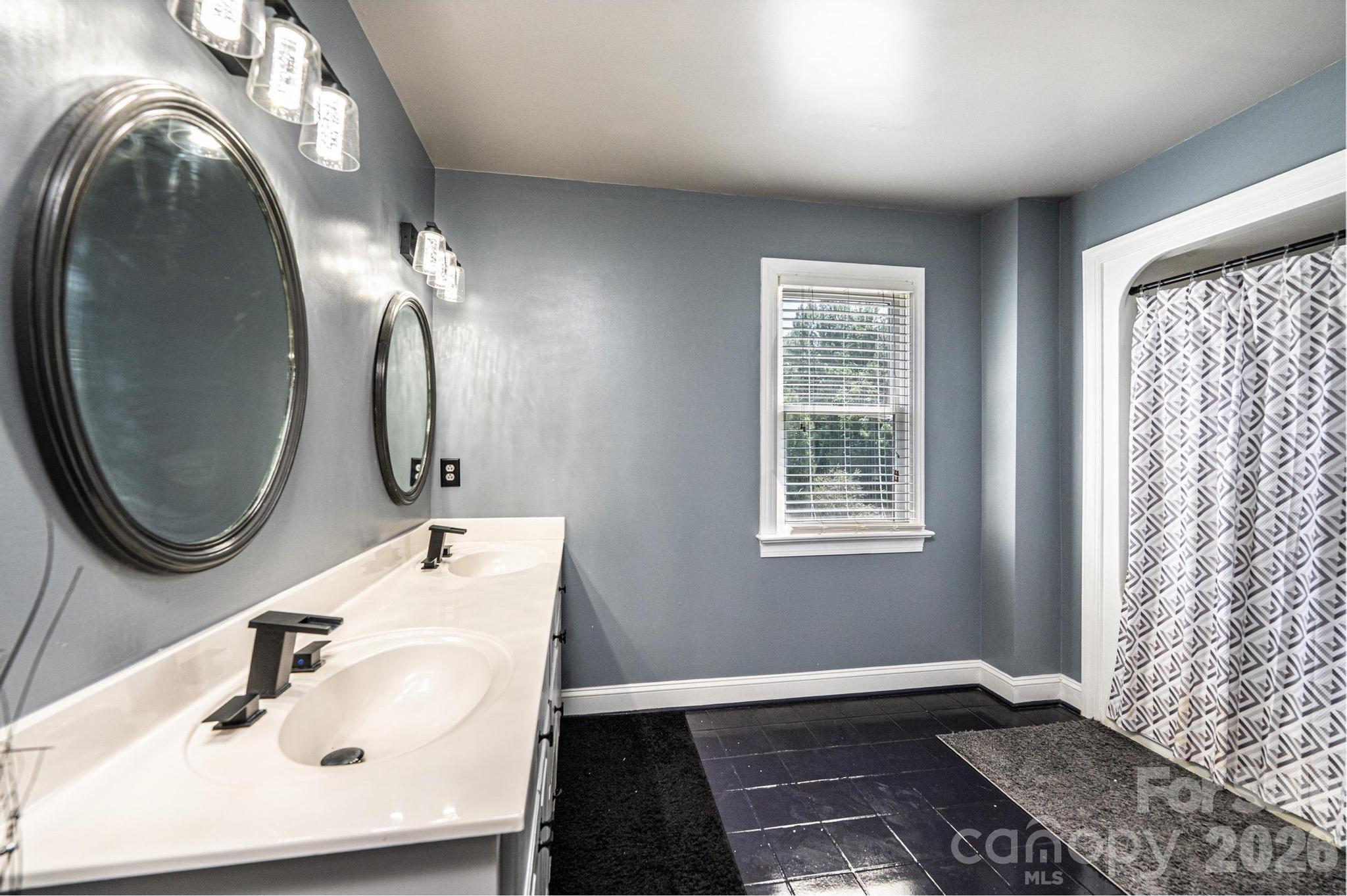 4215 3rd Street NW — Hickory