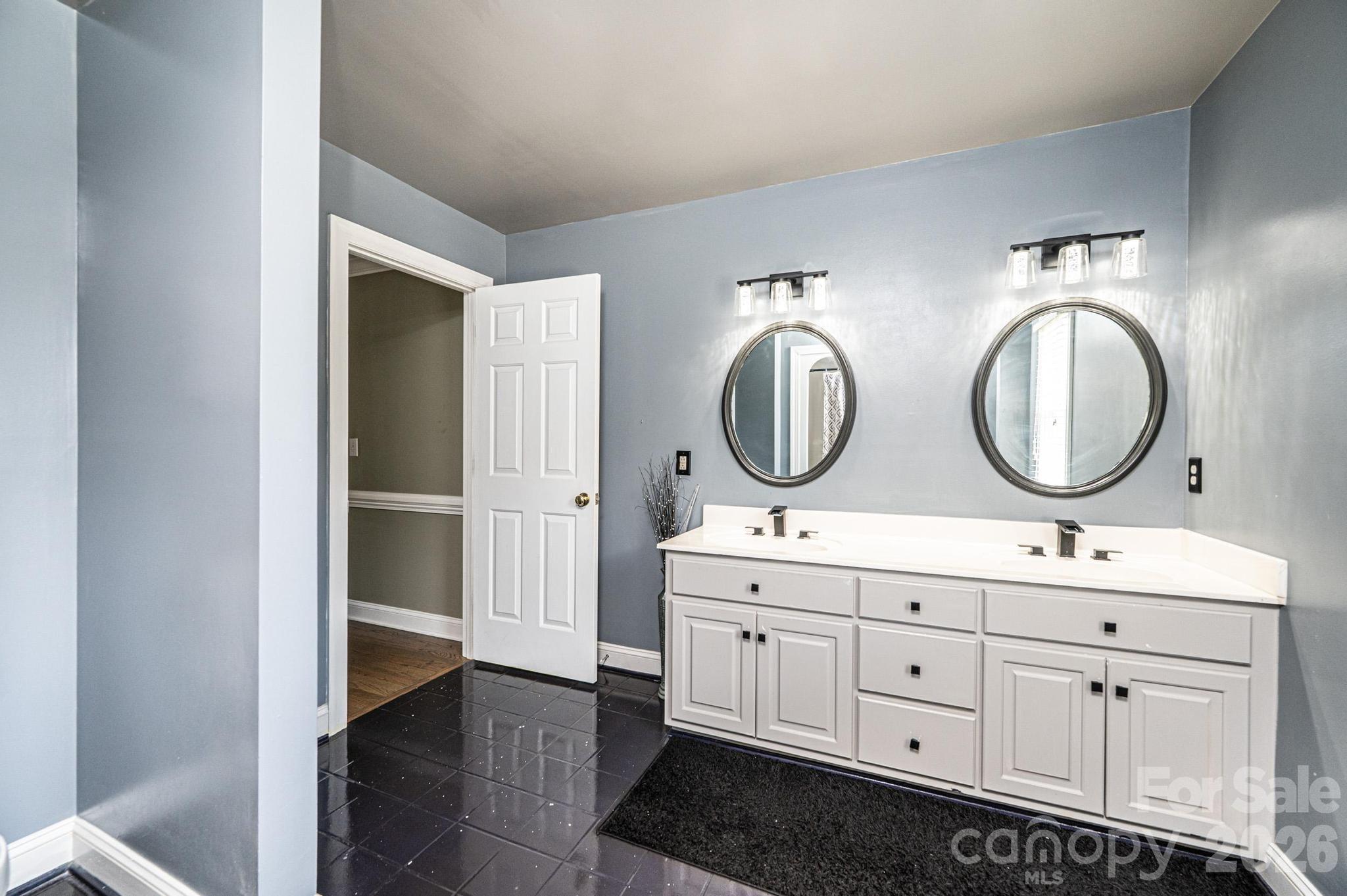 4215 3rd Street NW — Hickory