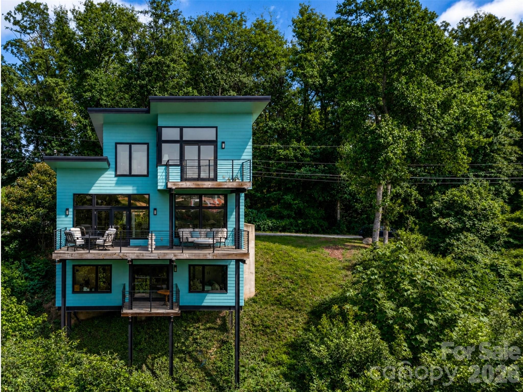 220 Riverview Drive — Asheville