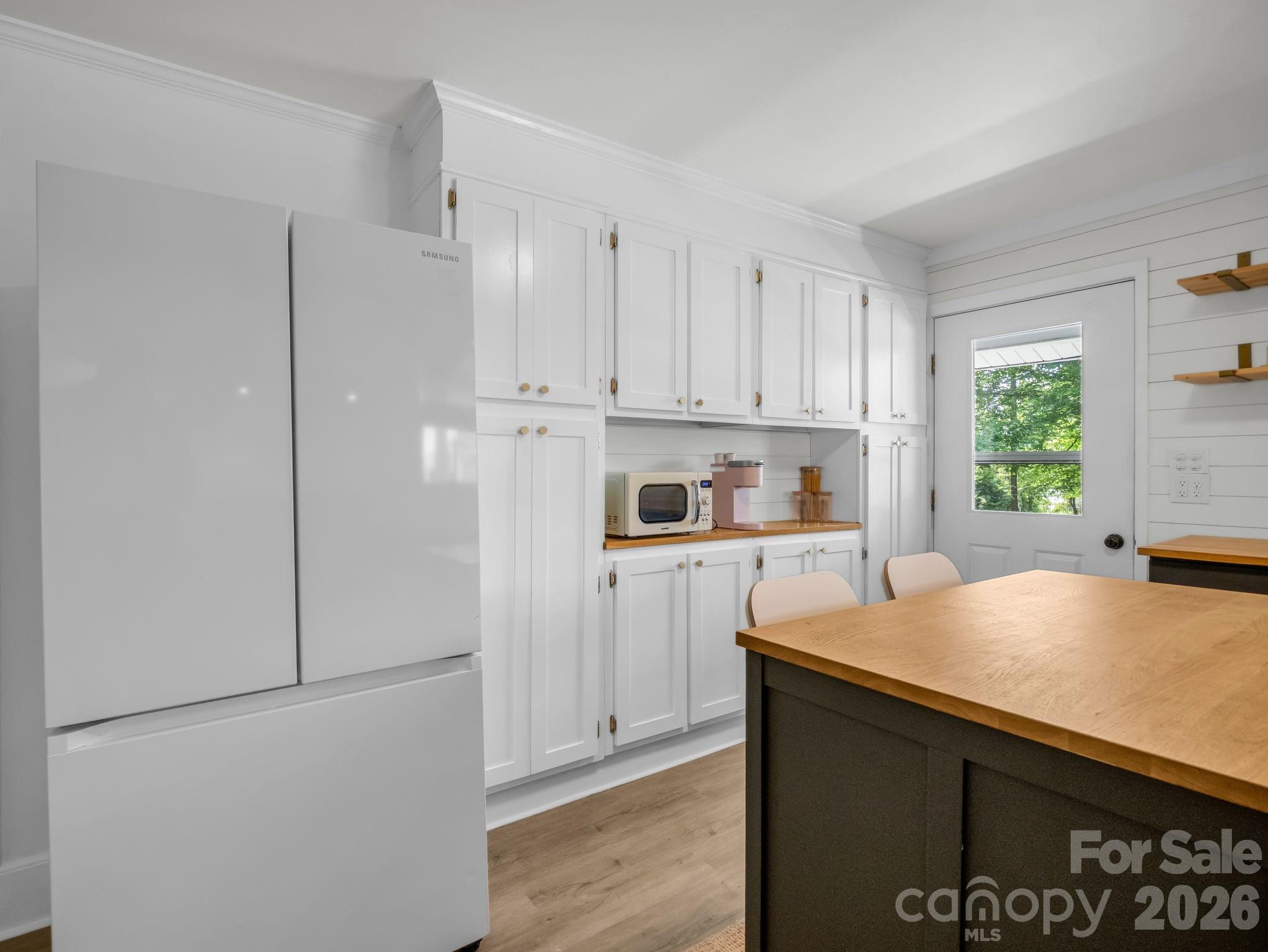 363 Etowah School Road — Hendersonville