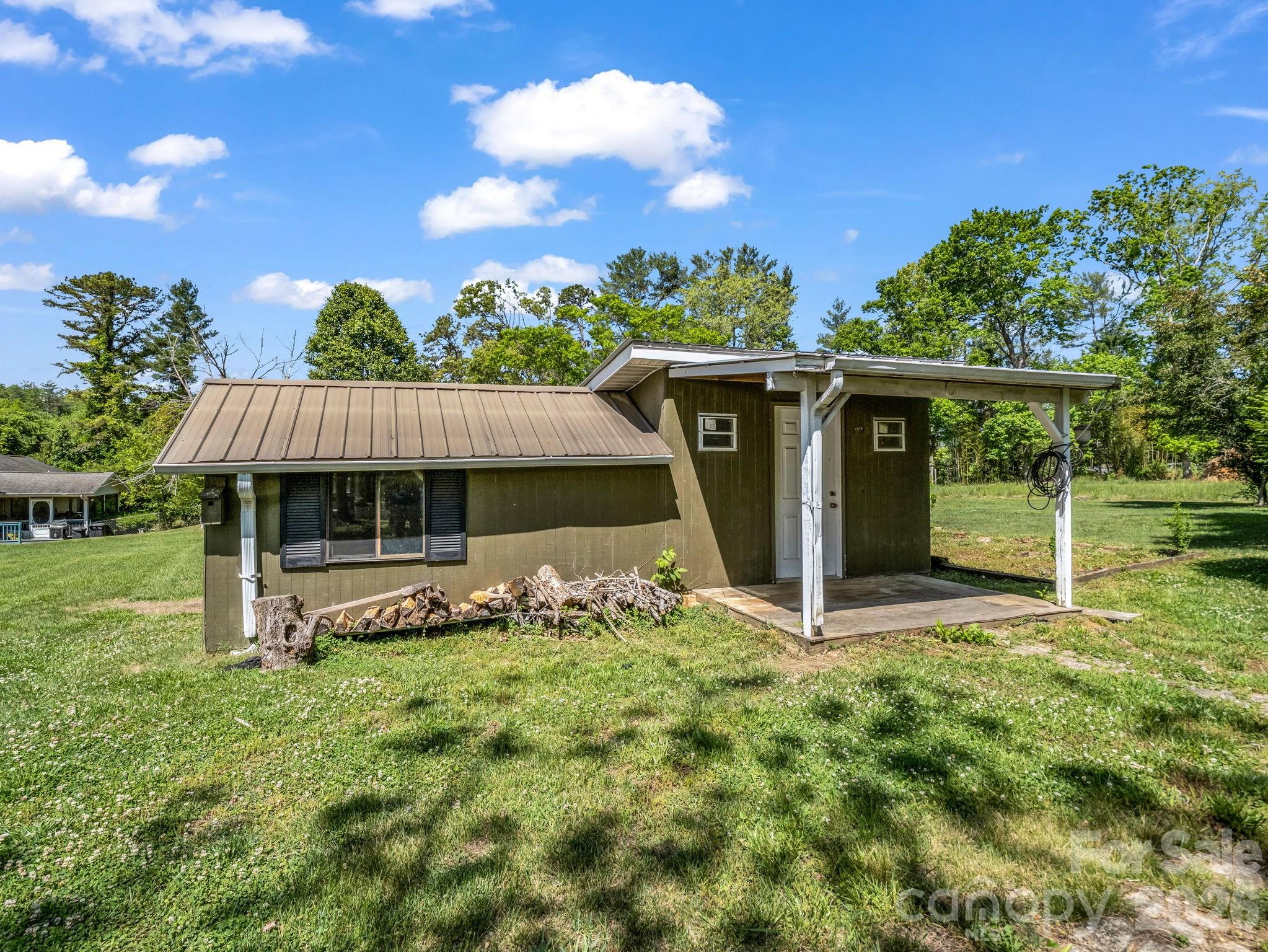 363 Etowah School Road — Hendersonville