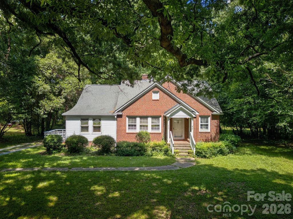 1822 W Sugar Creek Road — Charlotte