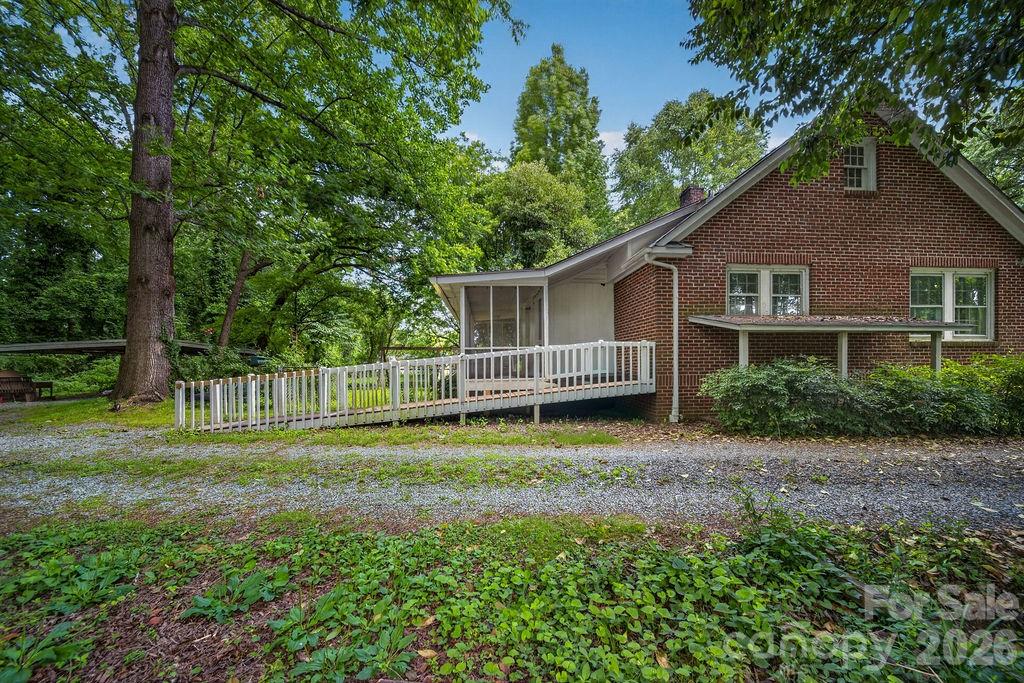 1822 W Sugar Creek Road — Charlotte
