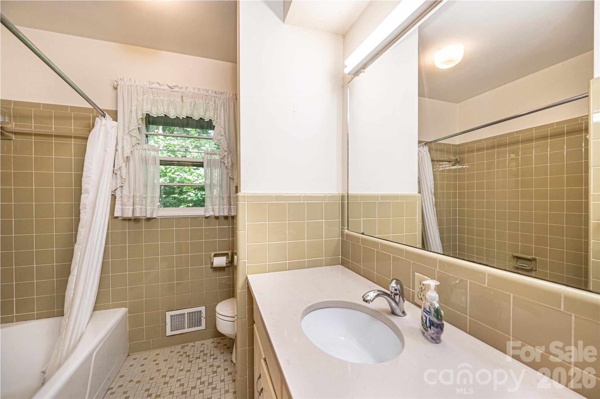 917 Cherokee Place SW — Lenoir