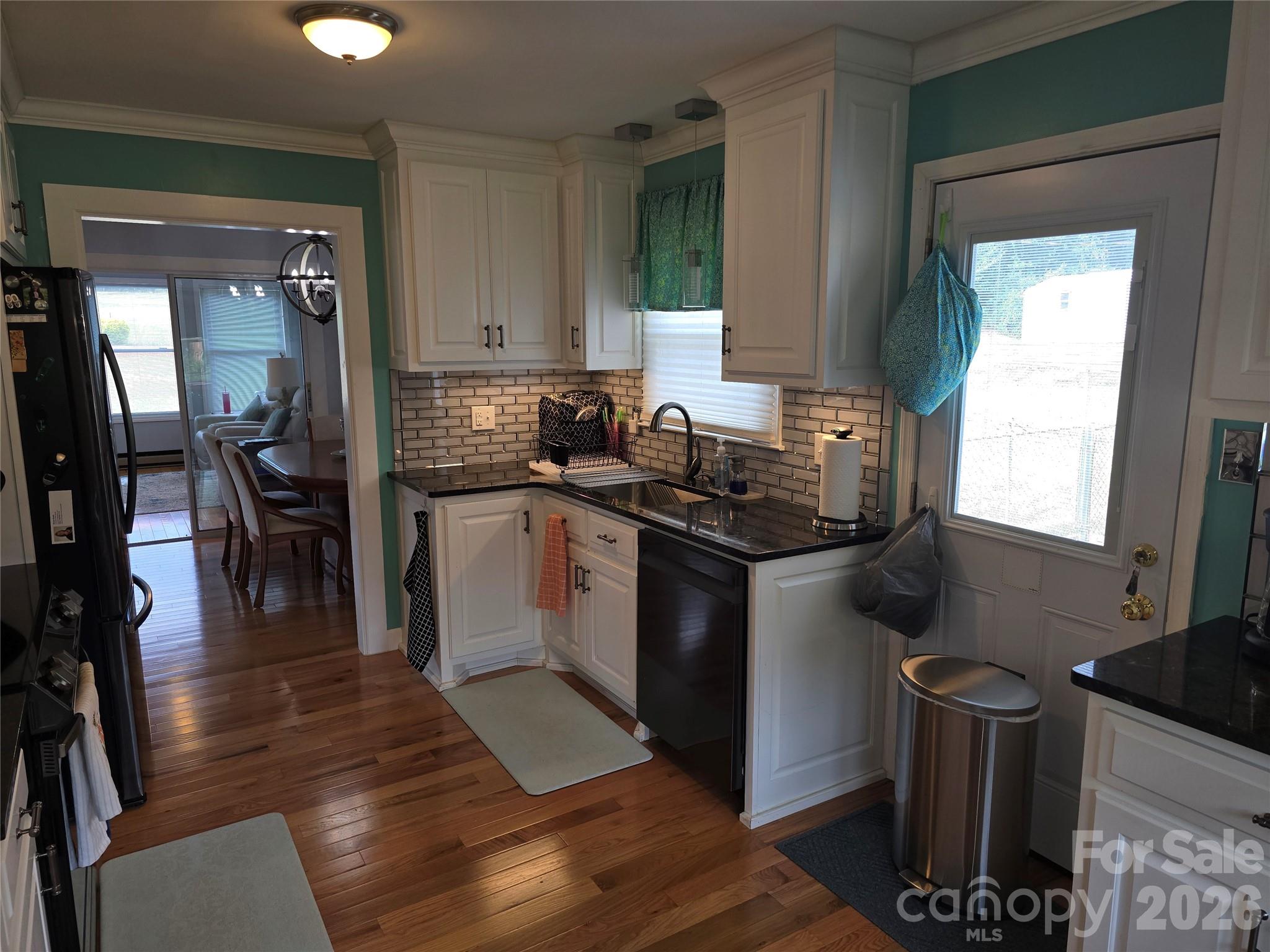 5760 Valley Field Road — Hickory