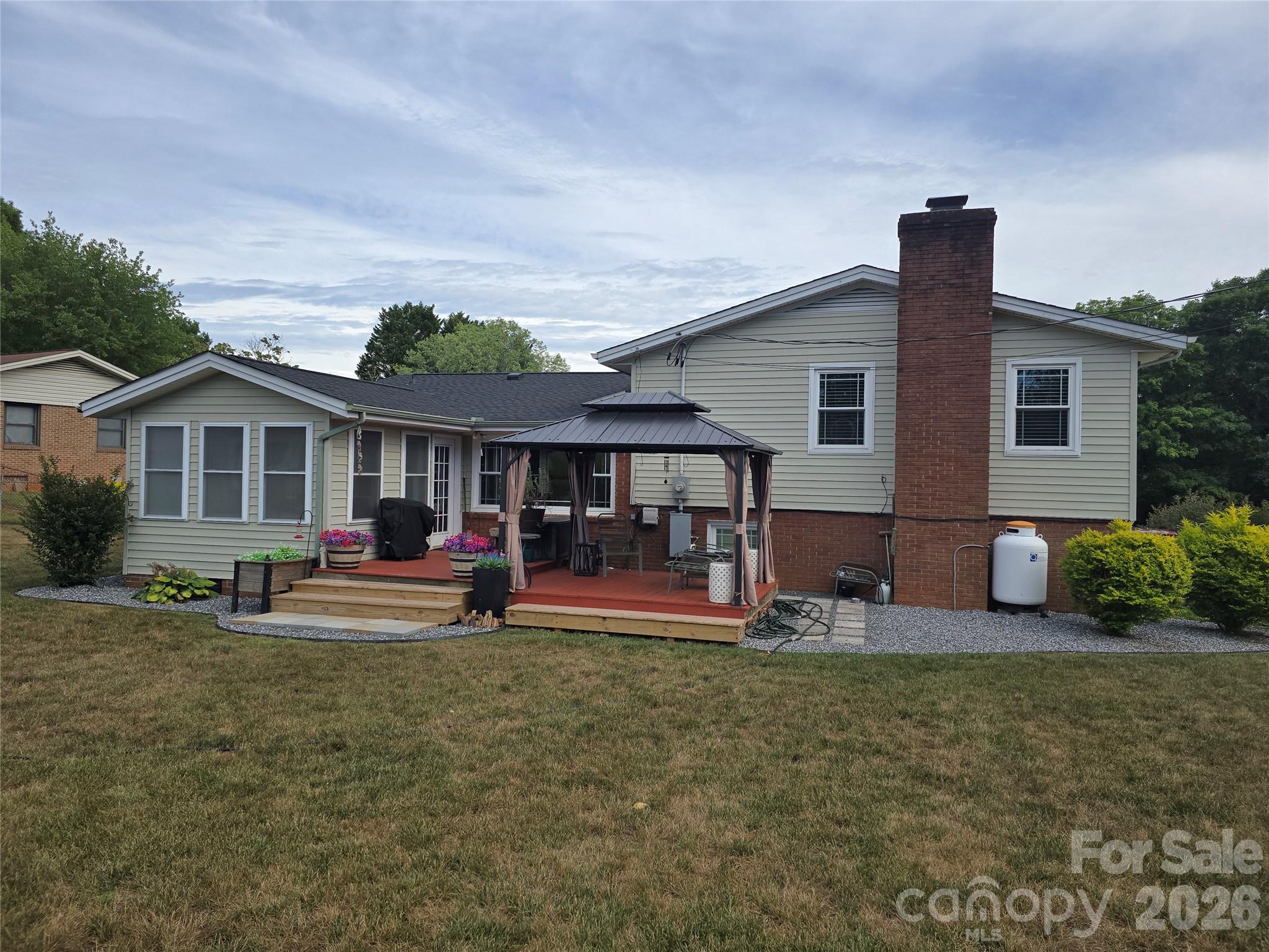 5760 Valley Field Road — Hickory
