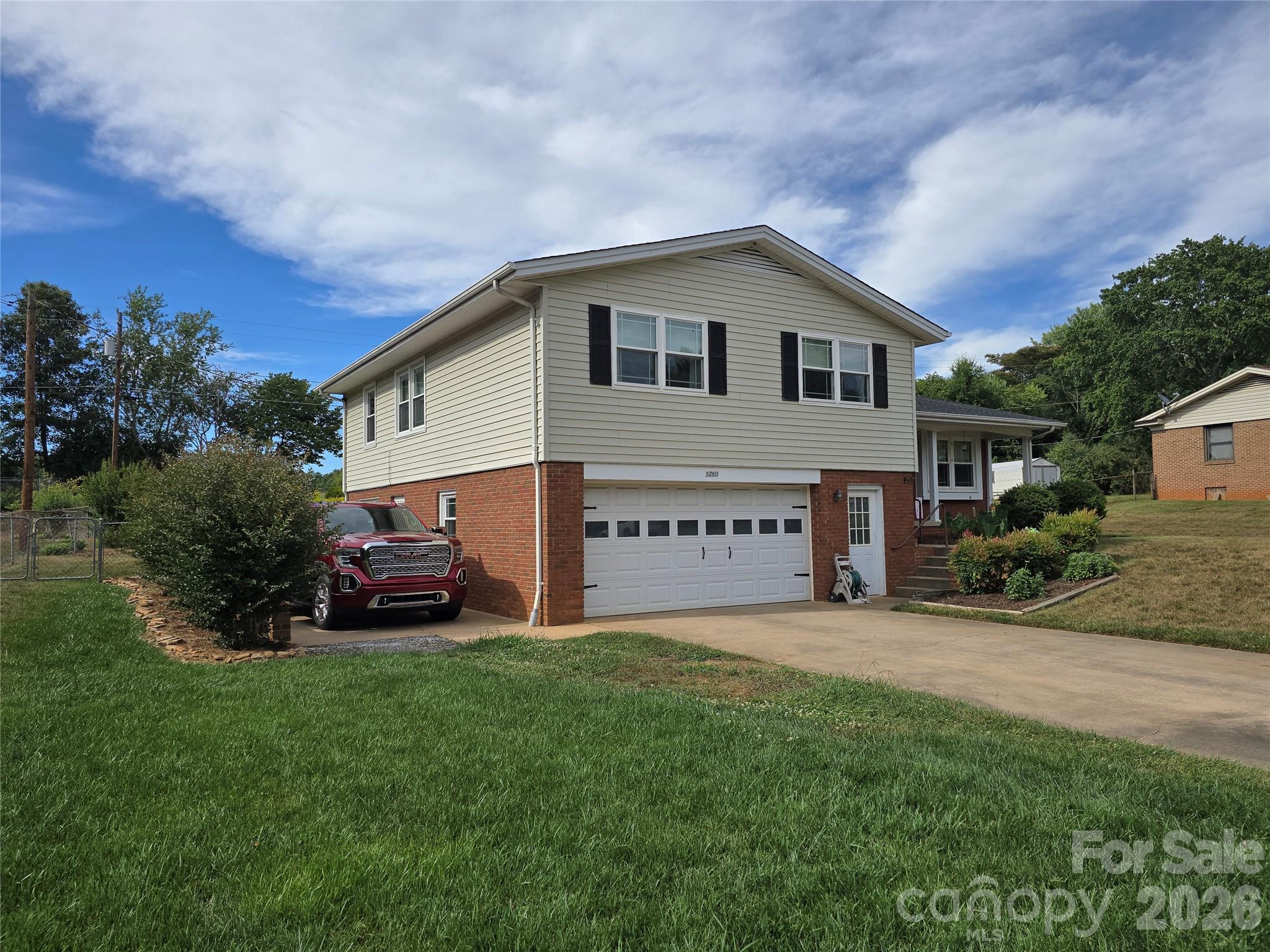 5760 Valley Field Road — Hickory