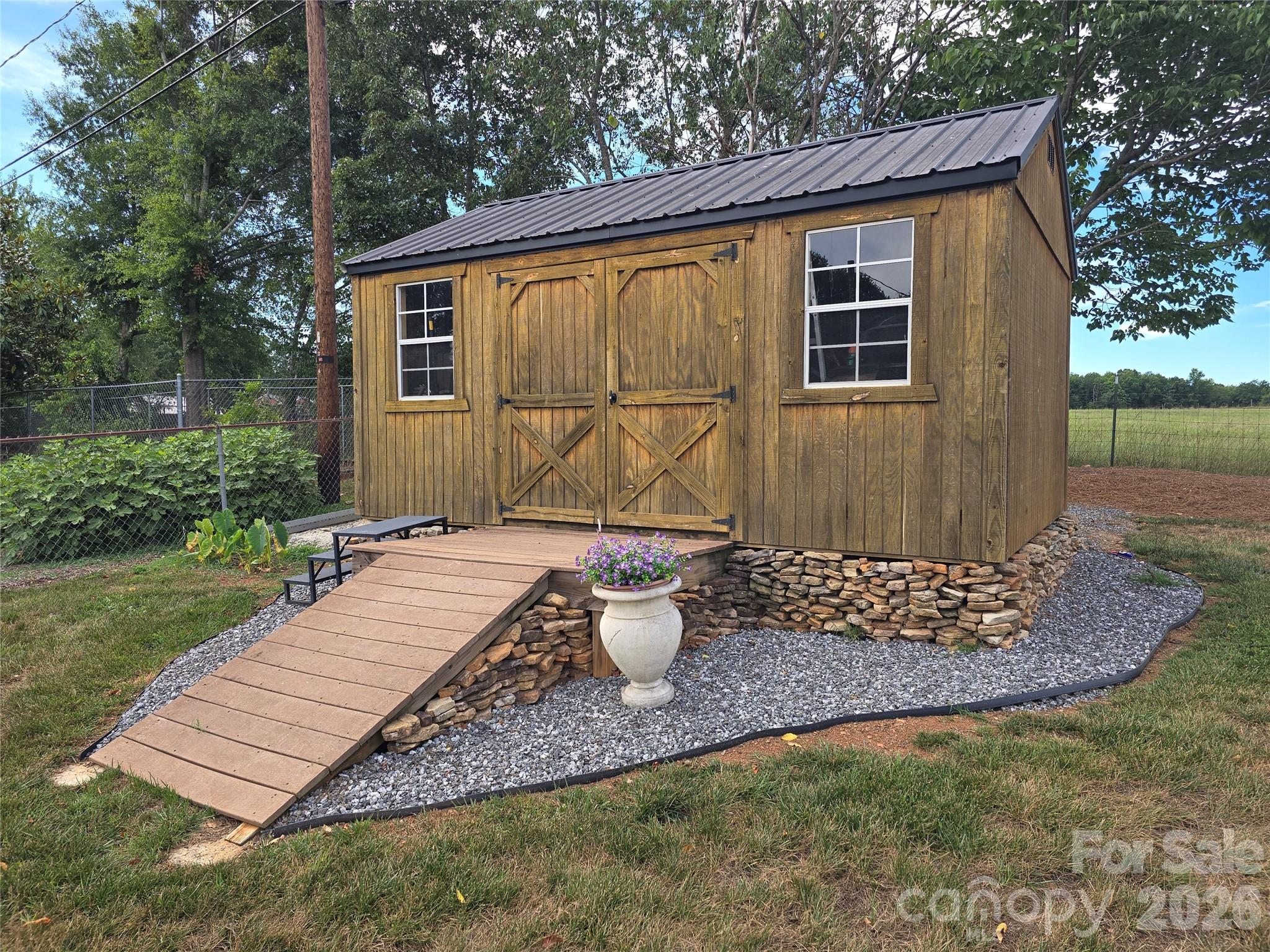 5760 Valley Field Road — Hickory