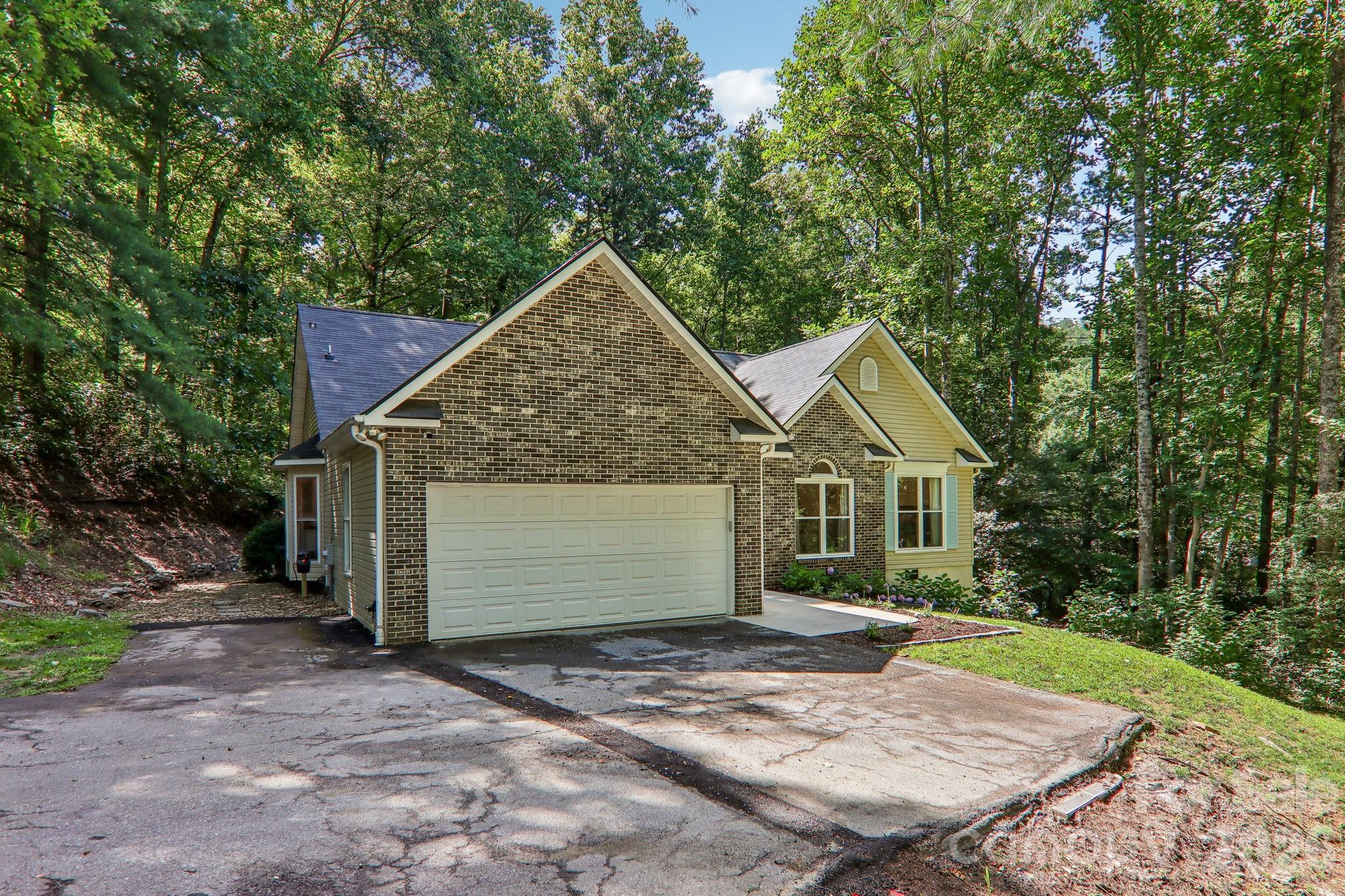 401 Heather Marie Drive — Hendersonville