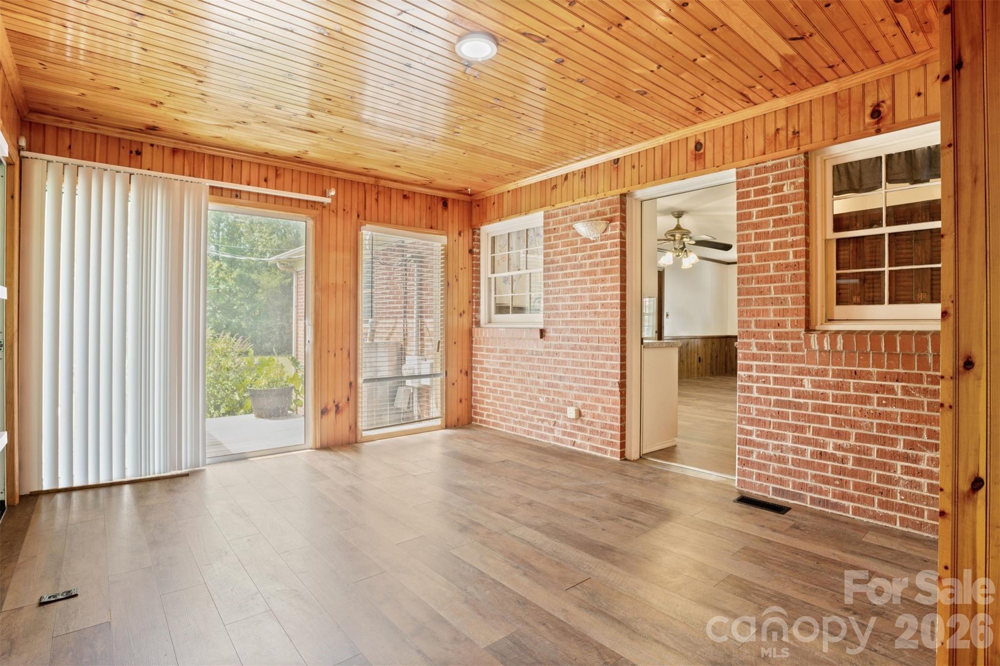 218 S Plantation Road — Lancaster
